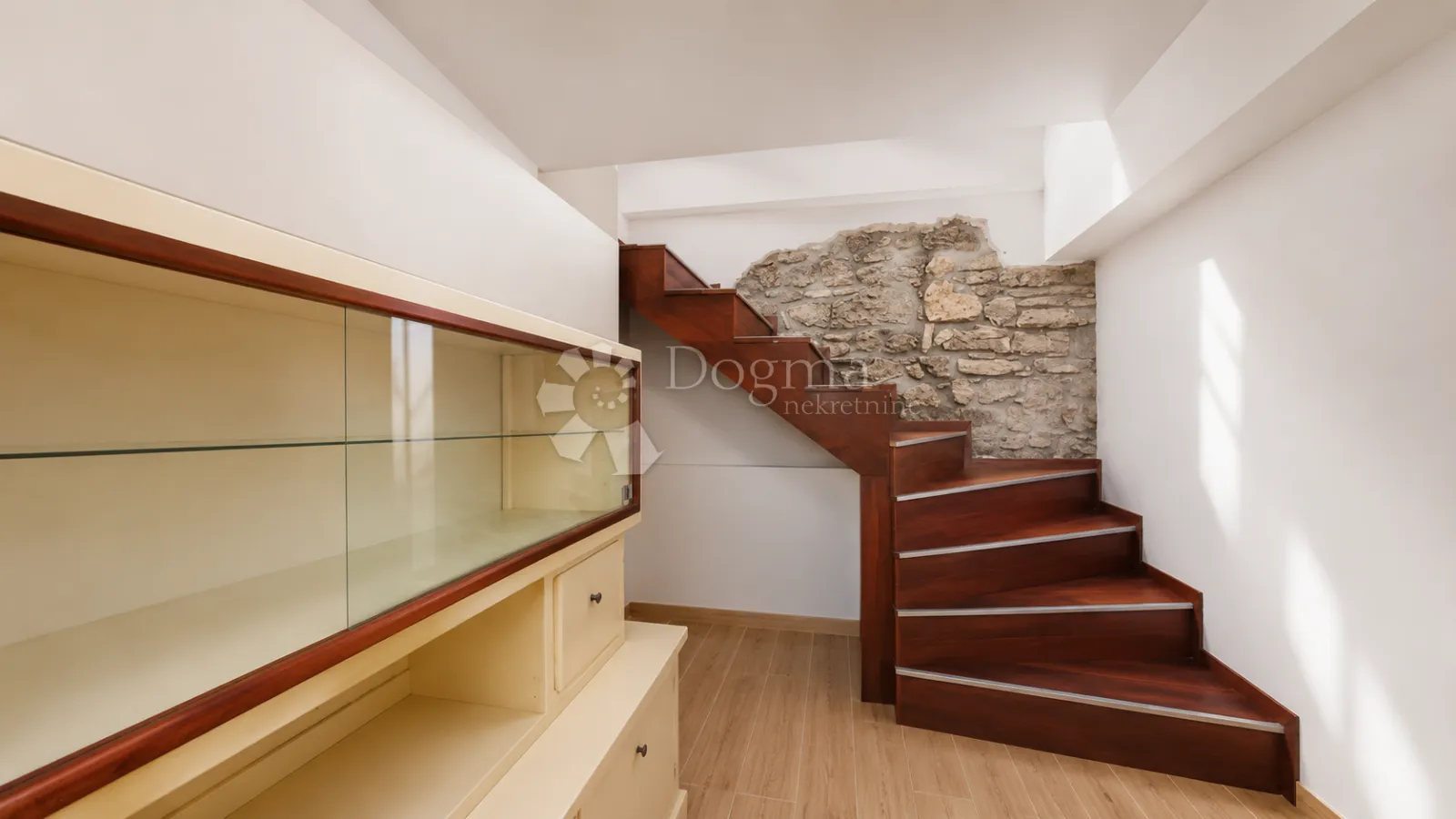 kuća u nizu u srcu mjesta udaljenog 7km od pule – 120 m² + dodatno dvorište 68 m² - slika 6