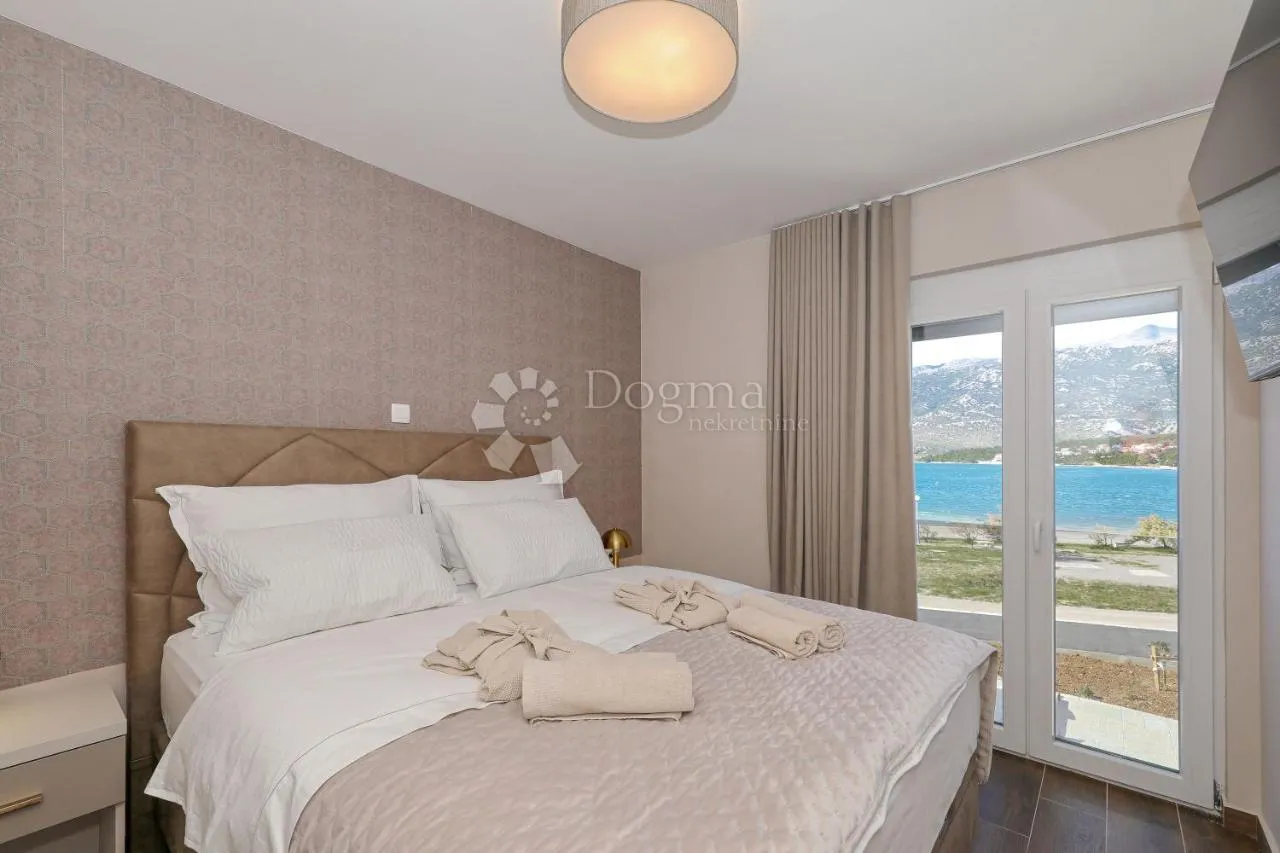 moderna vila s bazenom, prvi red uz more! - slika 25
