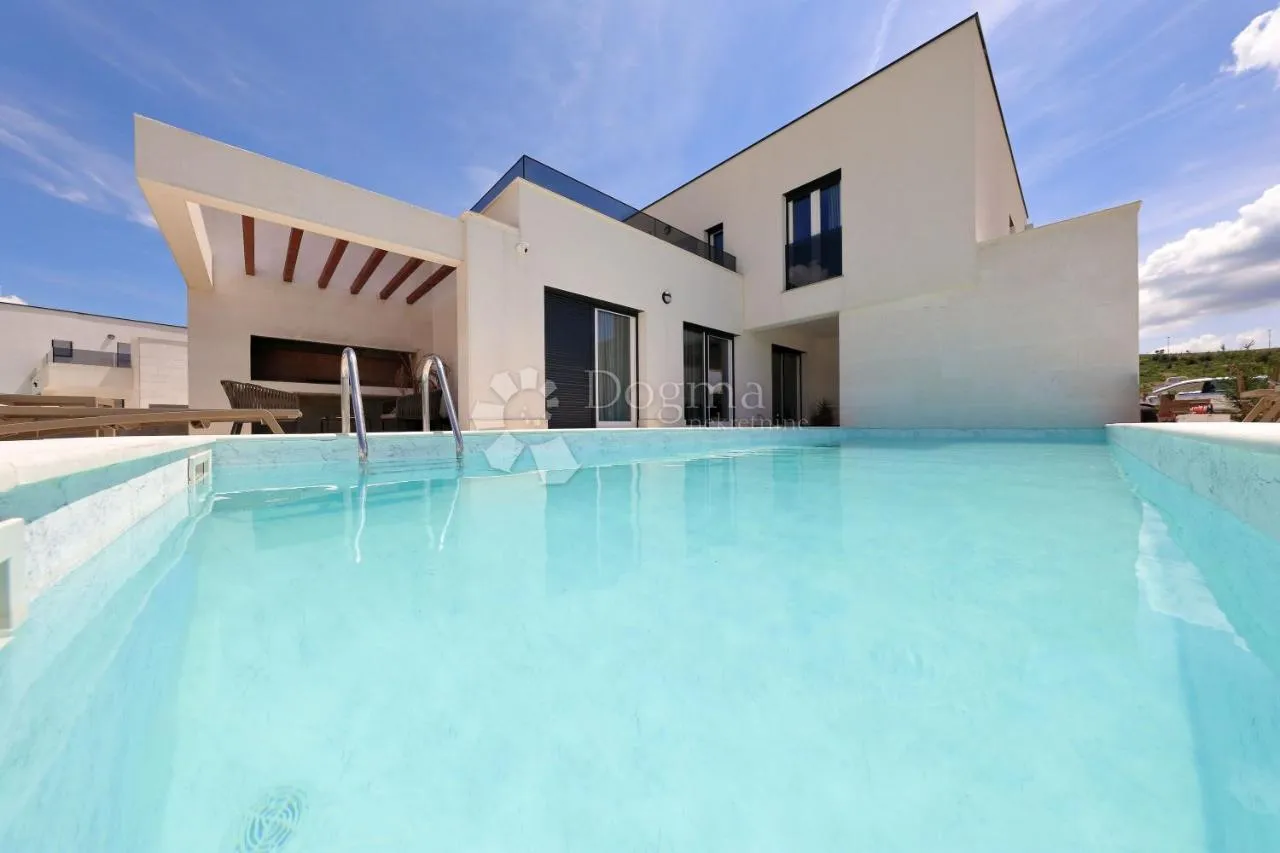 moderna vila s bazenom, prvi red uz more! - slika 5