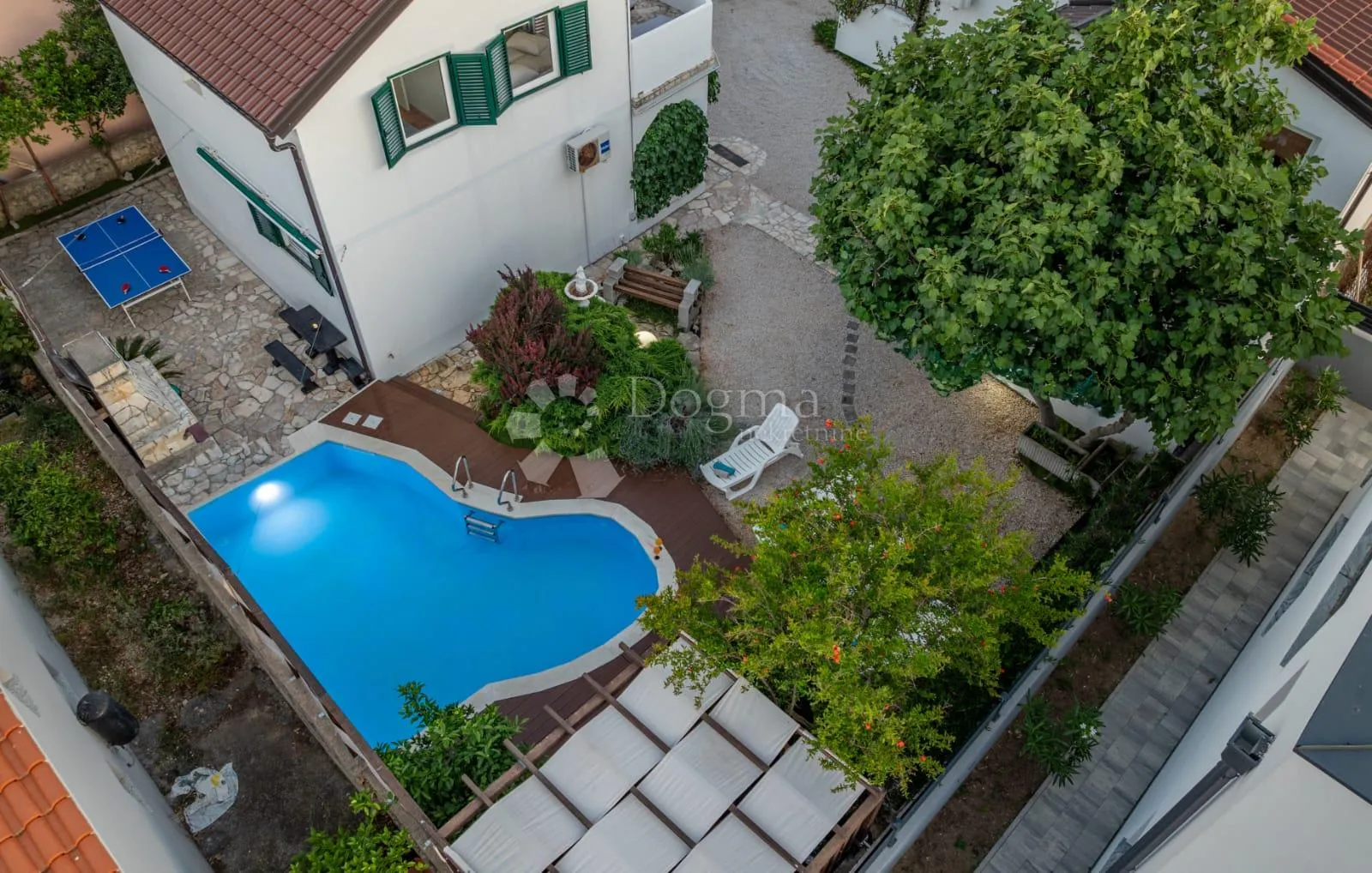 tri apartmana s bazenom - slika 44