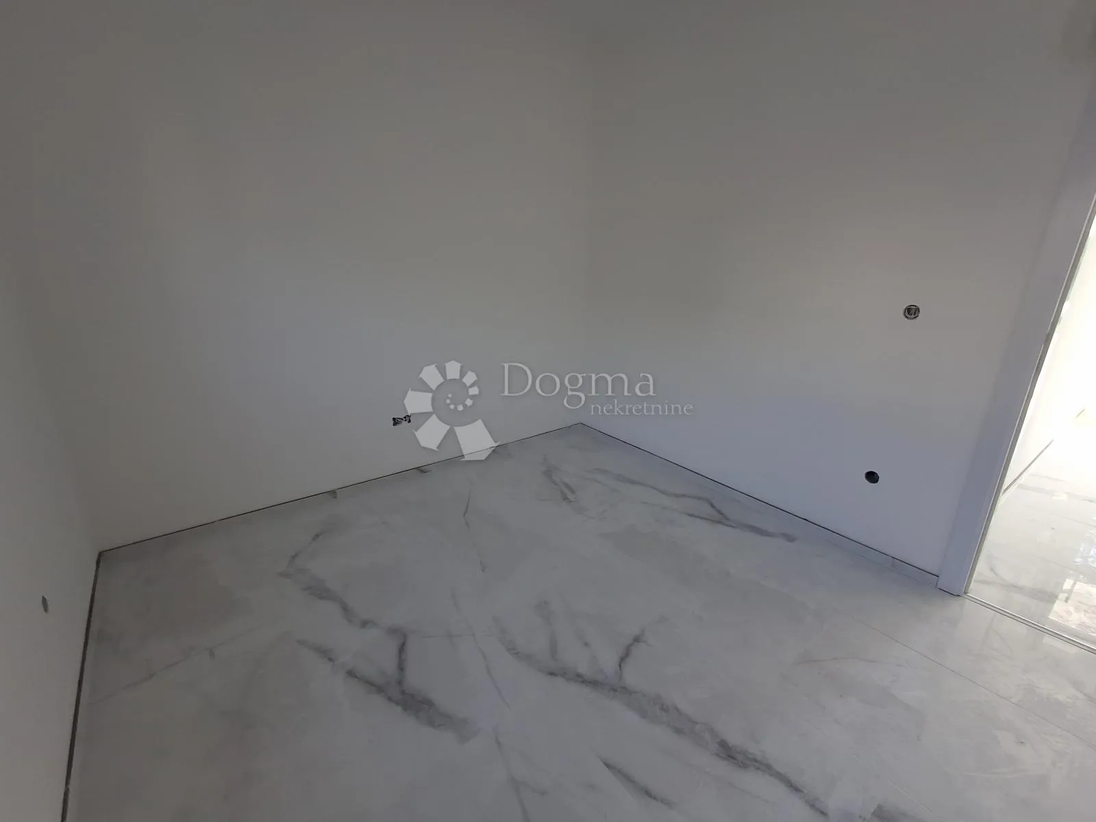 stan u prizemlju sa okućnicom i pogledom na more - slika 8