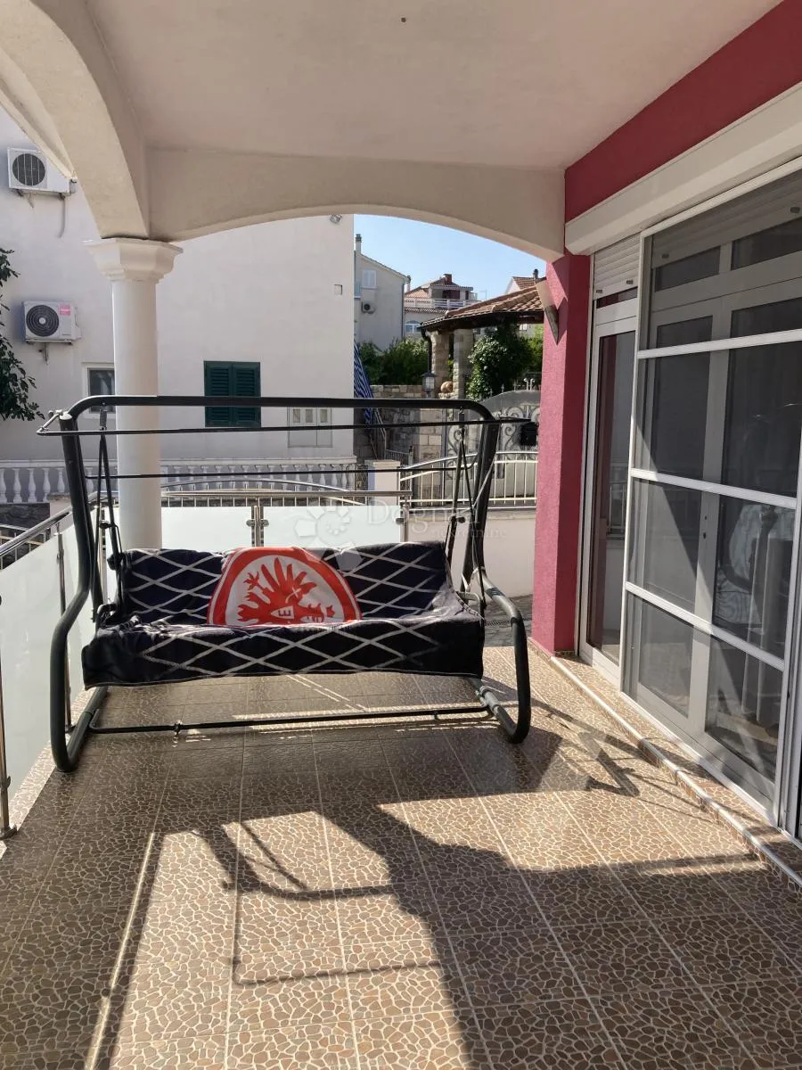 prilika - apartmanska kuća u pirovcu, 1. red do mora - slika 26