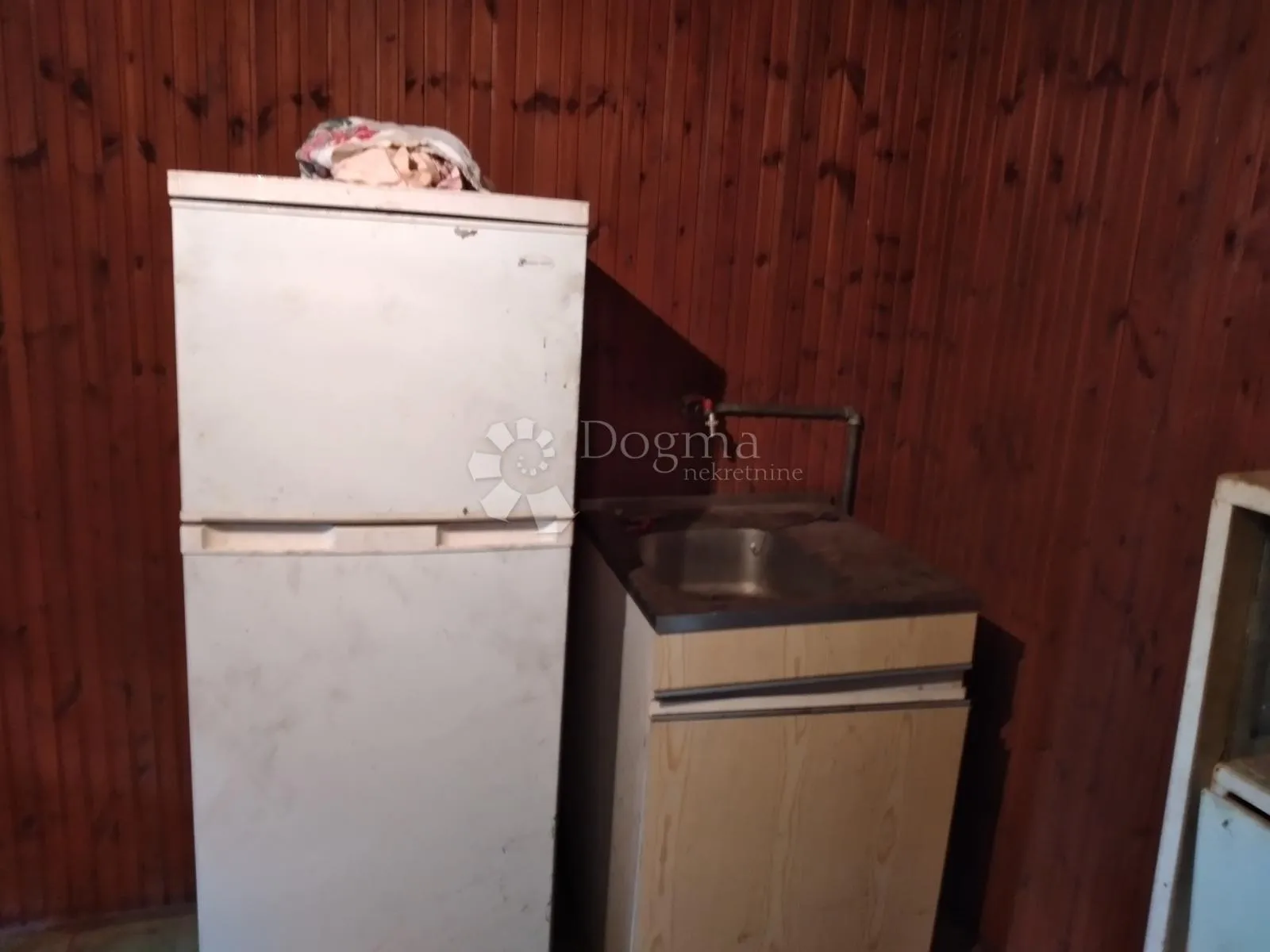 vikendica na selu s priključkom struje - slika 9