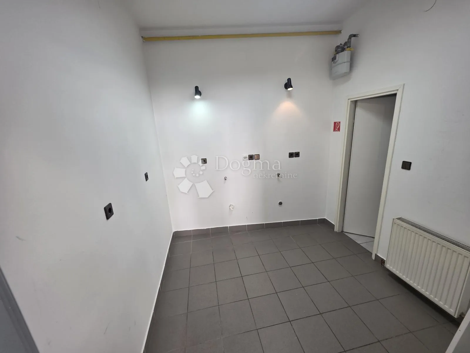 poslovni prostor / lokal za najam – centar zlatara, frekventna tranzitna lokacija - slika 7