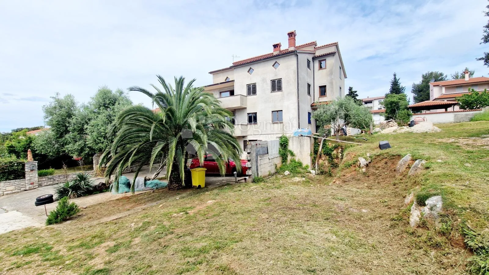 ekskluzivno: kuća s 5 stanova - 250 m od mora - 2000€m2 - slika 1
