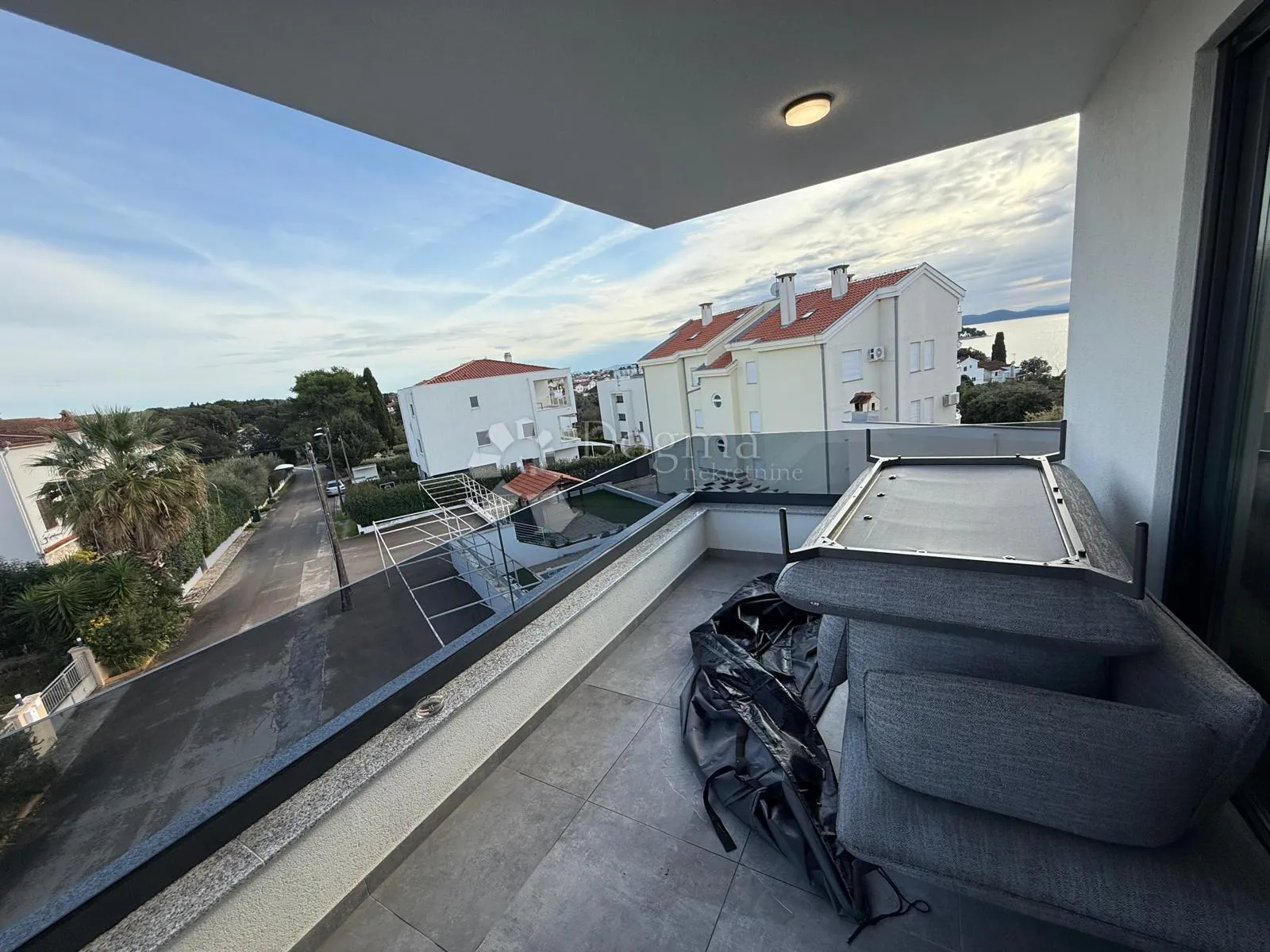 luksuzan namješten penthouse s pogledom na more - slika 4