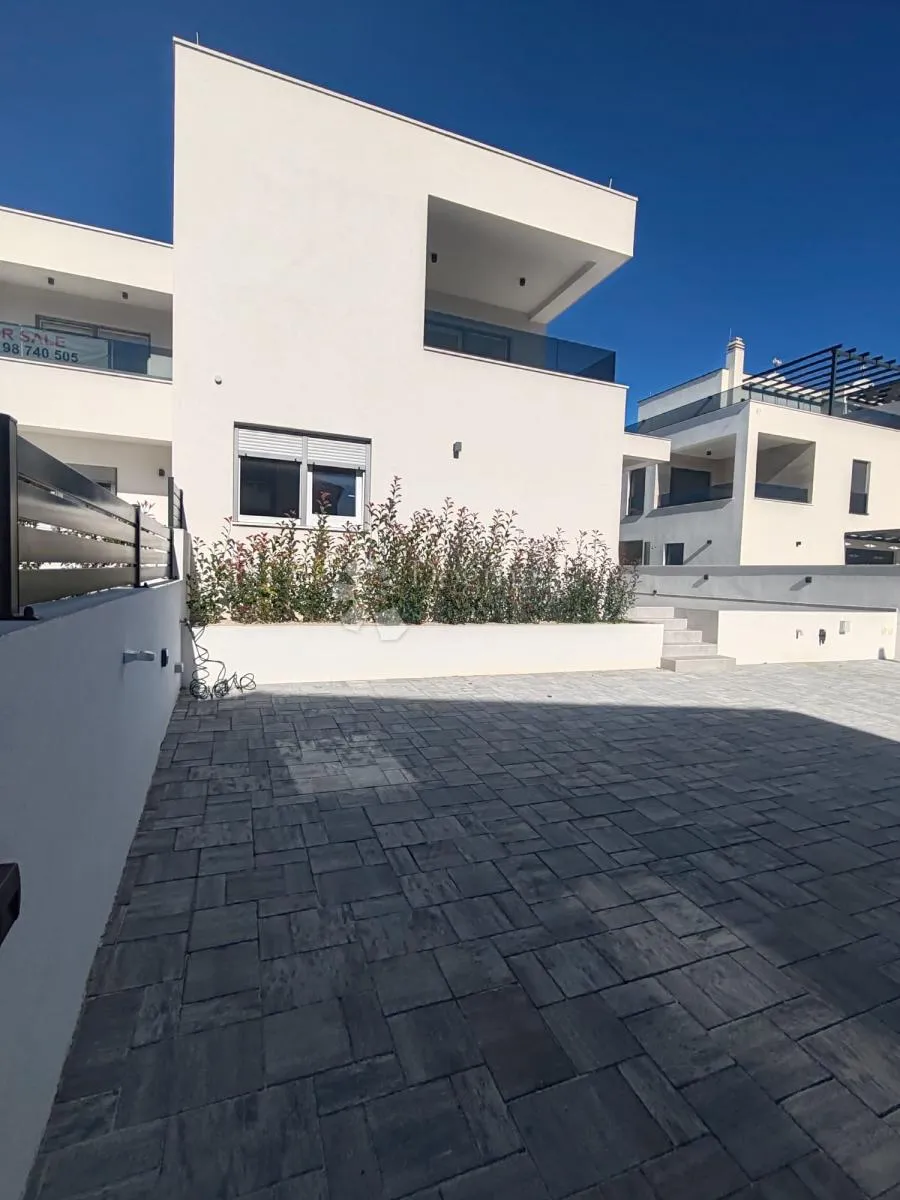 vodice - novoizgrađena, atraktivna kuća s bazenom - slika 8