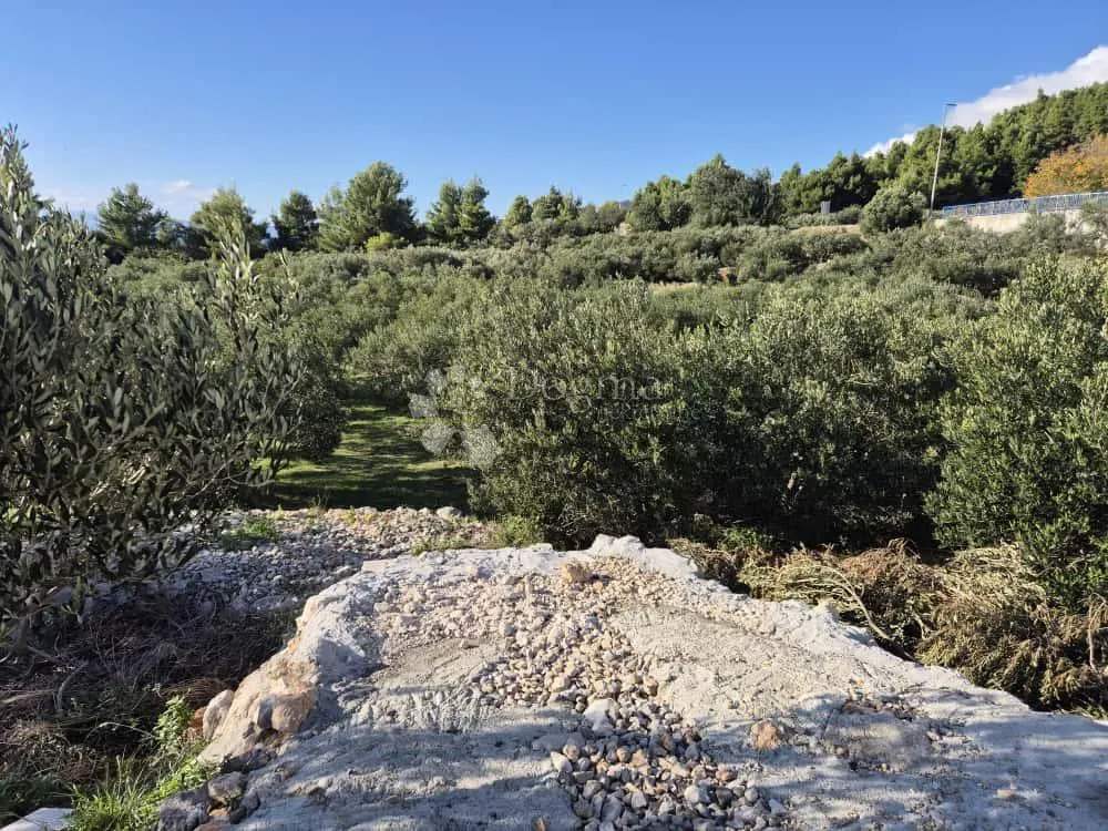 jedinstveno građevinsko zemljište u podgori — 6356 m² blizu mora i netaknute obale - slika 4