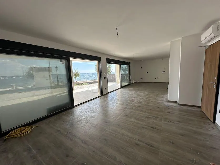 luksuzni apartman na moru - slika 9