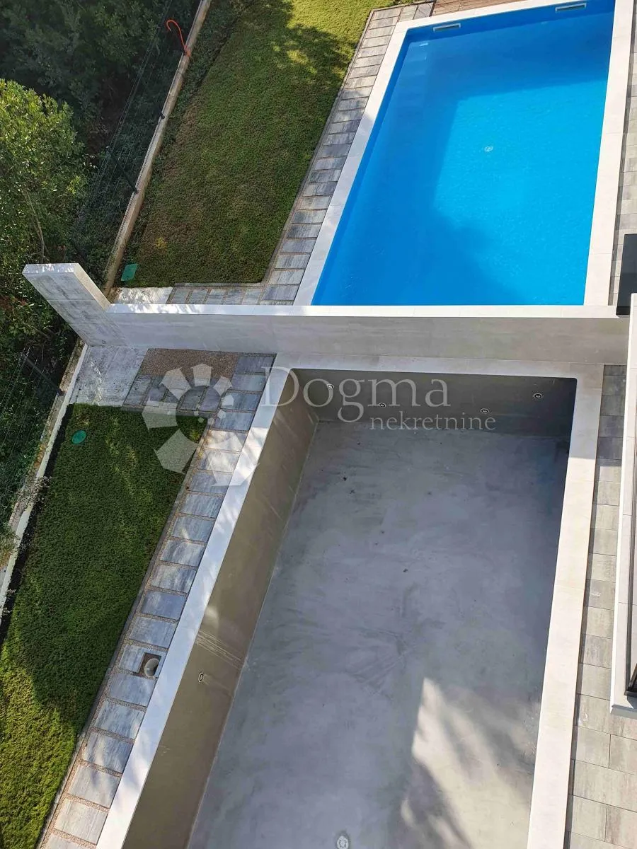 vila sa 4 apartmana, 2 bazena, 200 metara od mora - slika 16