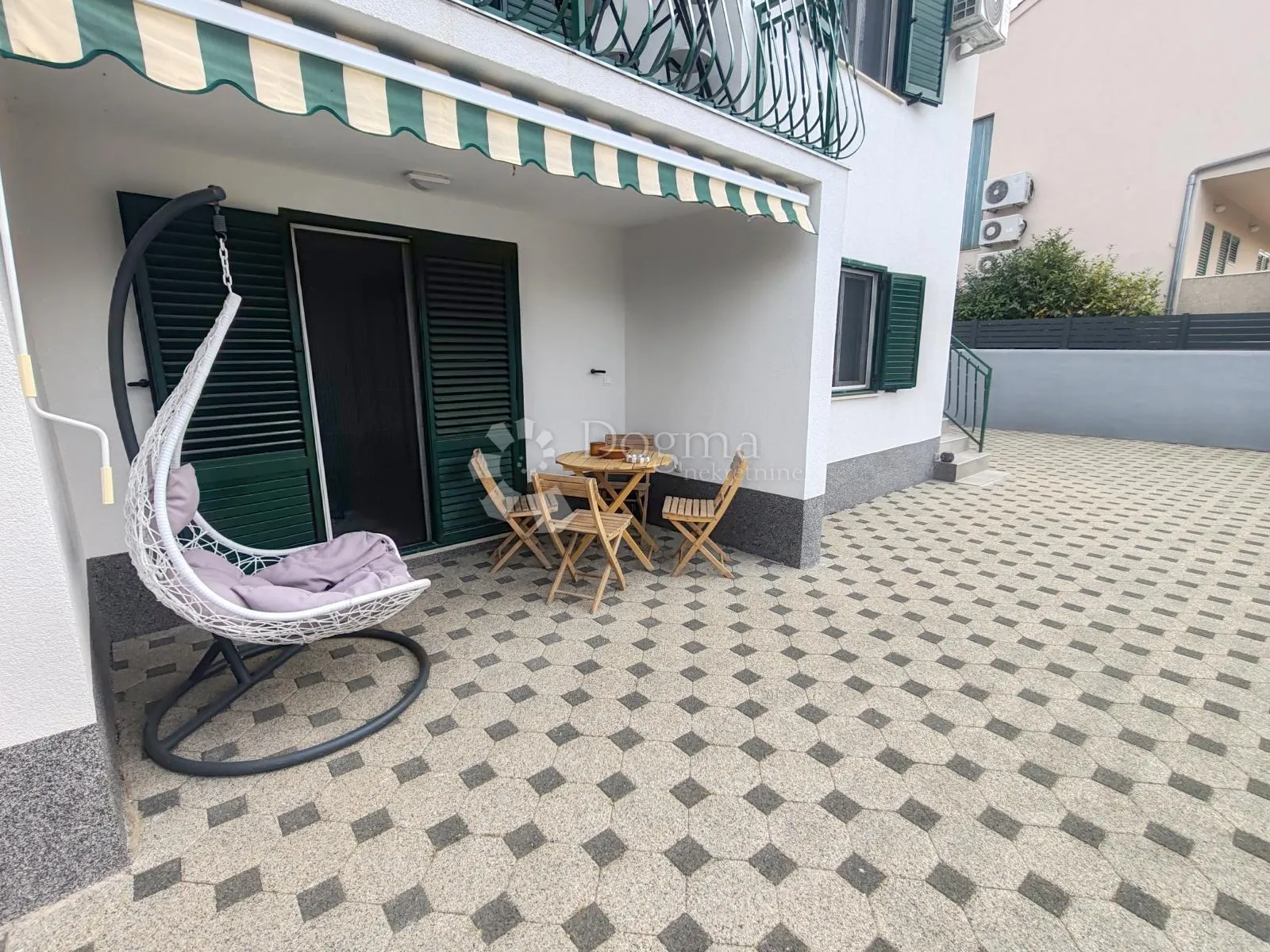 vodice - atraktivan stan u prizemlju - 150 metara od plaže - slika 6