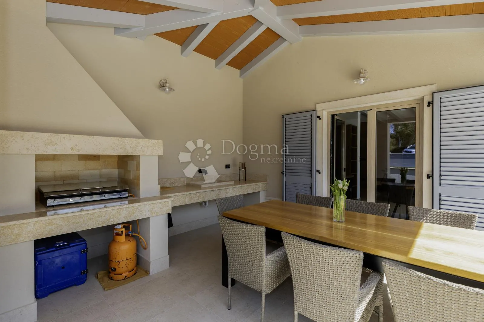 prekrasna katnica s bazenom i okućnicom! - slika 39