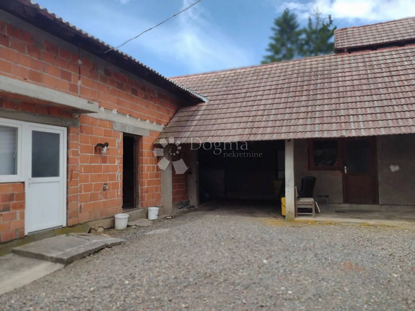 komforna kuća novije gradnje sa imanjem - slika 17