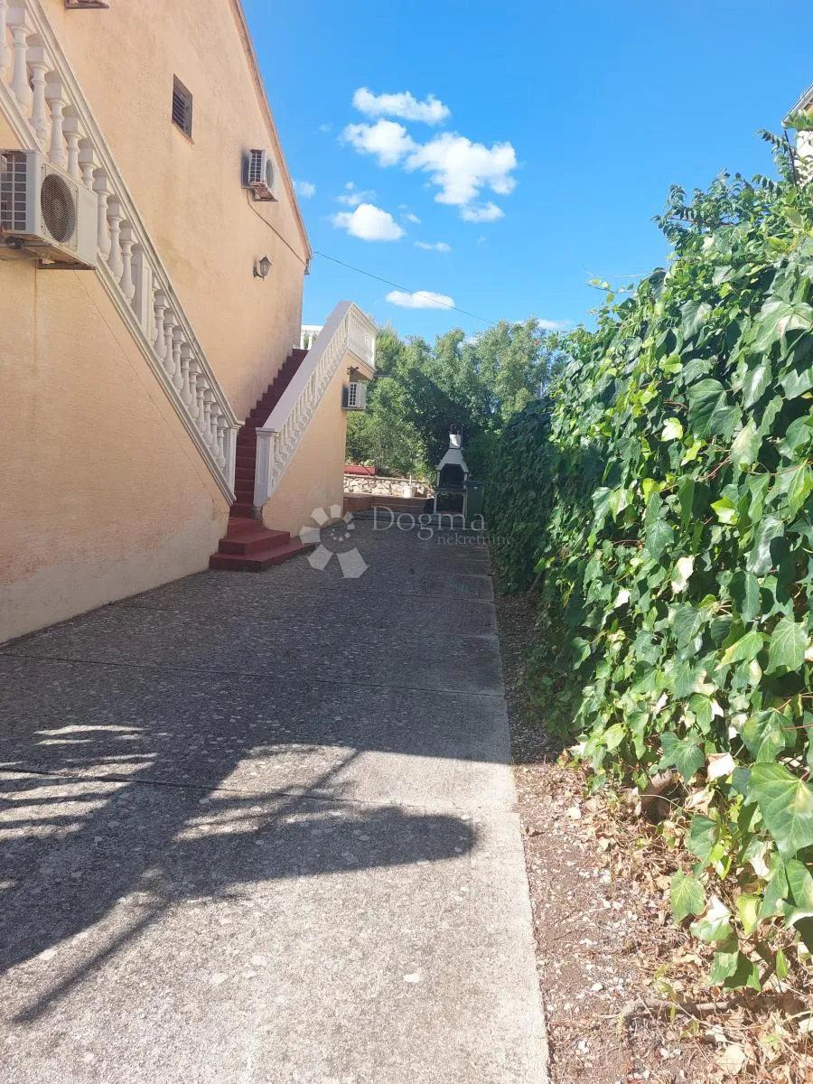 kuća sa 5 apartmana - slika 7