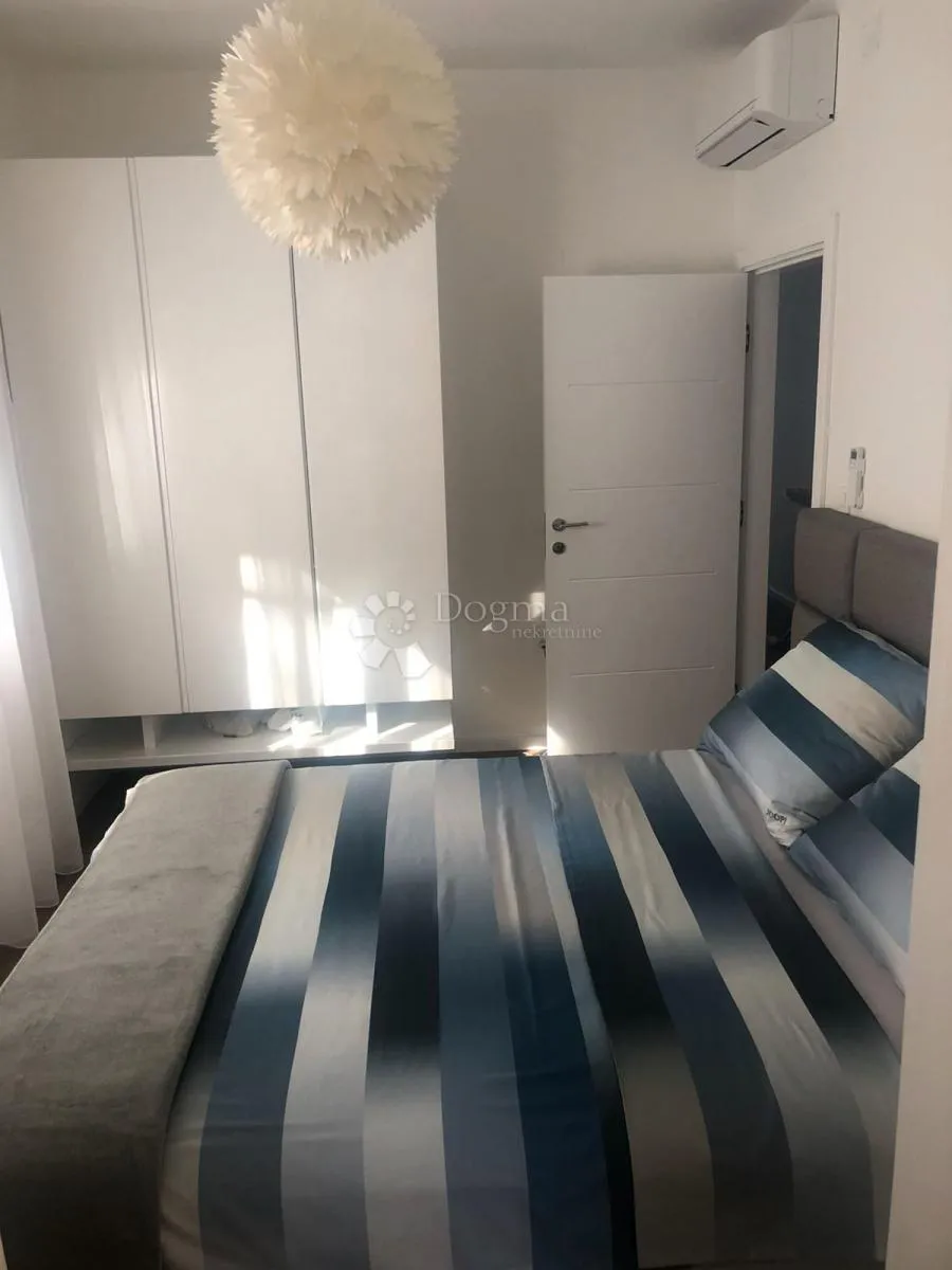 betina – luksuzni stan s privatnim bazenom, 1. red do mora! - slika 12