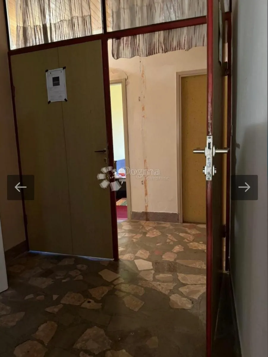 kuća s 5 stanova, bazenom i pogledom na more – murter - slika 10