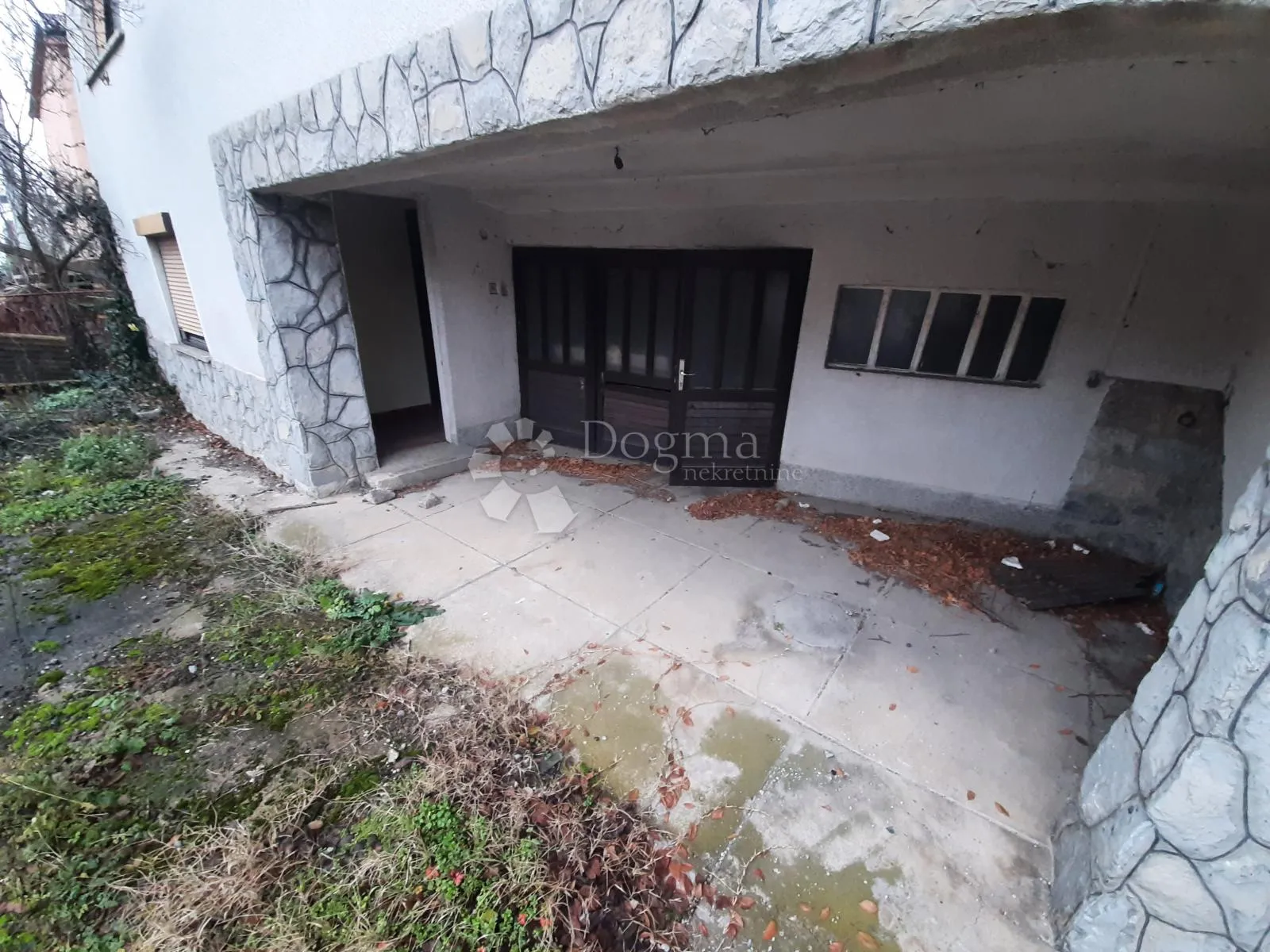 višenamjenska kuća s posl. prostorom- 250m2 + veliki parking - slika 22