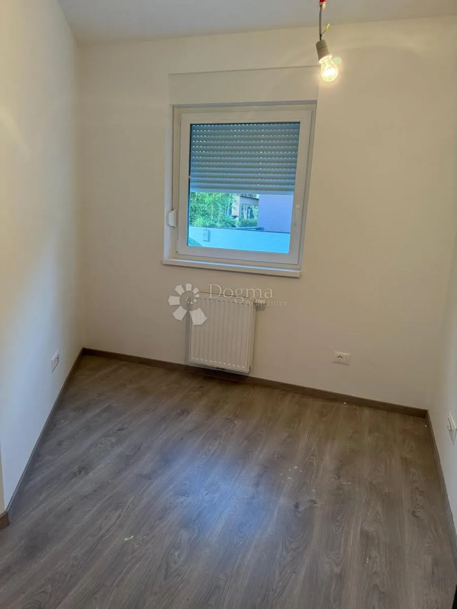 novi trosobni stan sa dvorištem - slika 7
