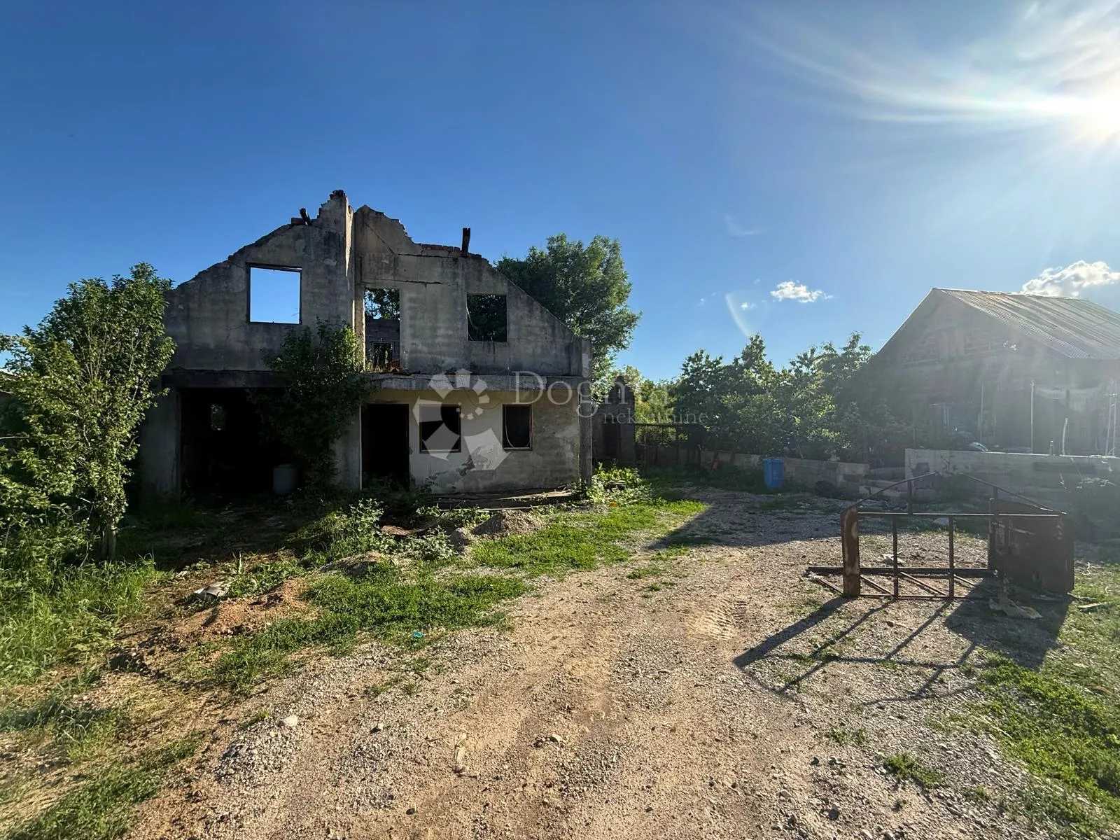 kuća zgrada dvorište i namještaj blizina centra - slika 17