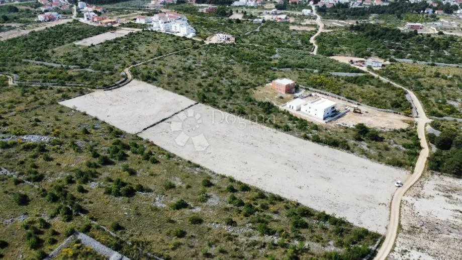 vodice - atraktivno građevinsko zemljište(potpuno uređeno) - slika 3