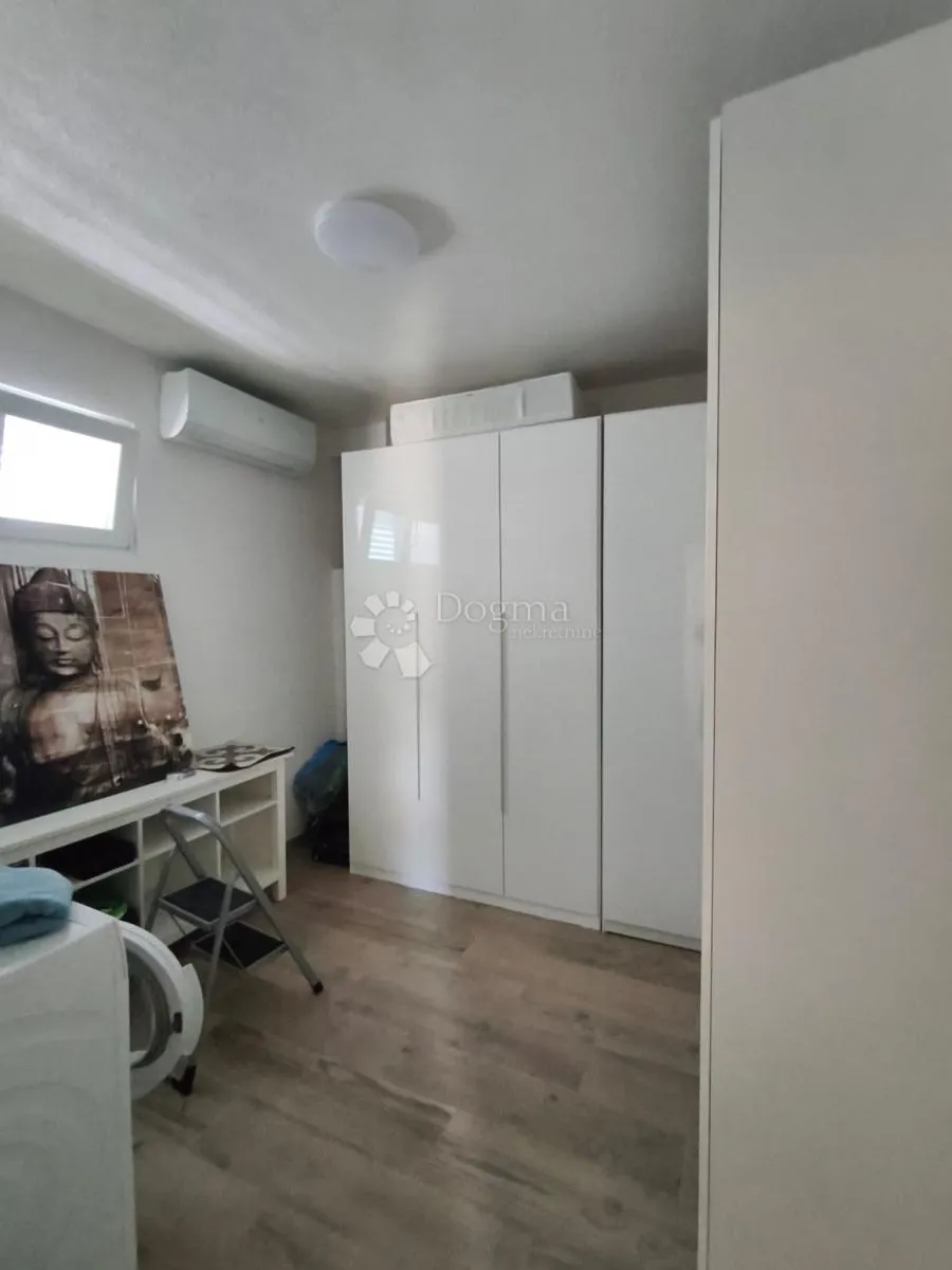 prekrasna kuća s bazenom i predivnim pogledom za najam u marini - slika 14