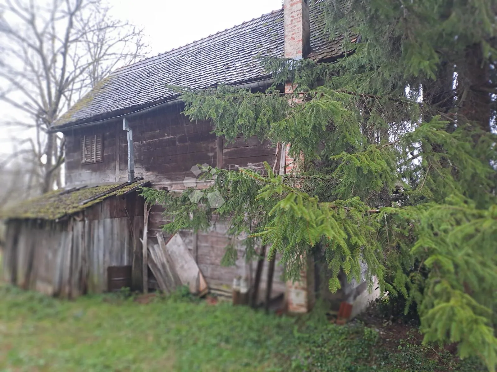 drvena vikendica na kat - slika 7