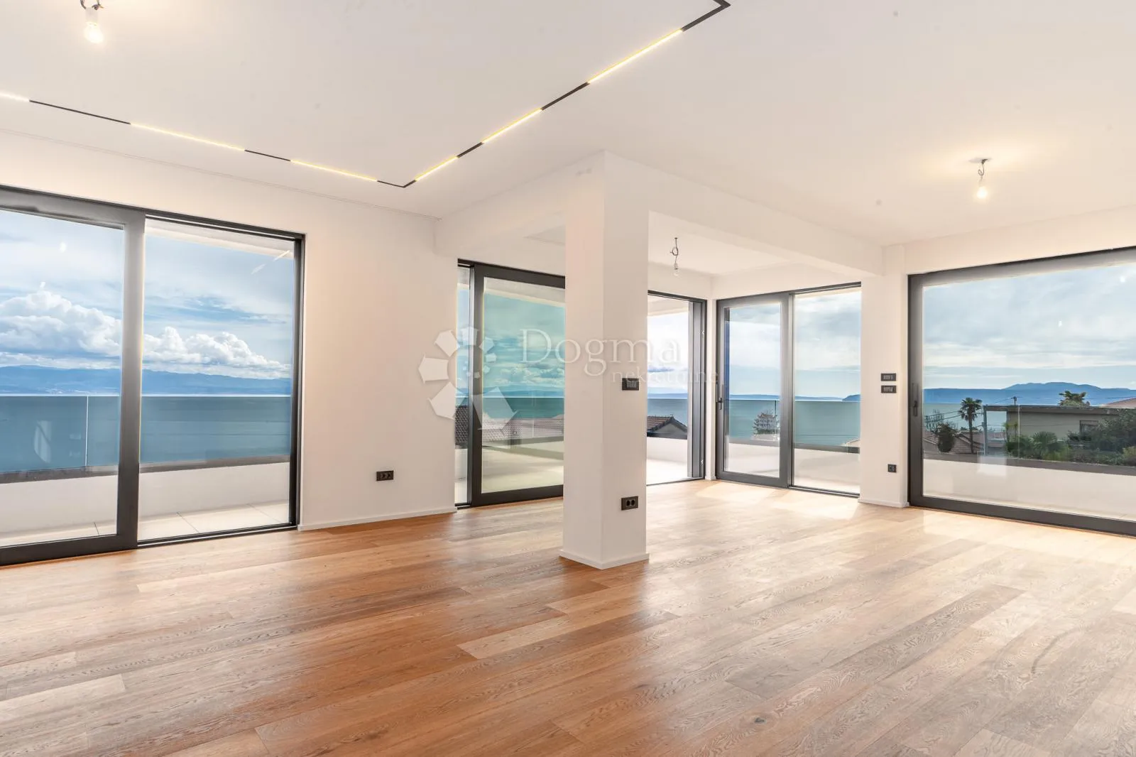 5★ LOVRAN – 335 m² UKUPNO! Stan 124 m² + natkrivena terasa 49 m² + vrt i parking 162 m² – 3 sobe, DB, 3 kupaone, WC, spremište