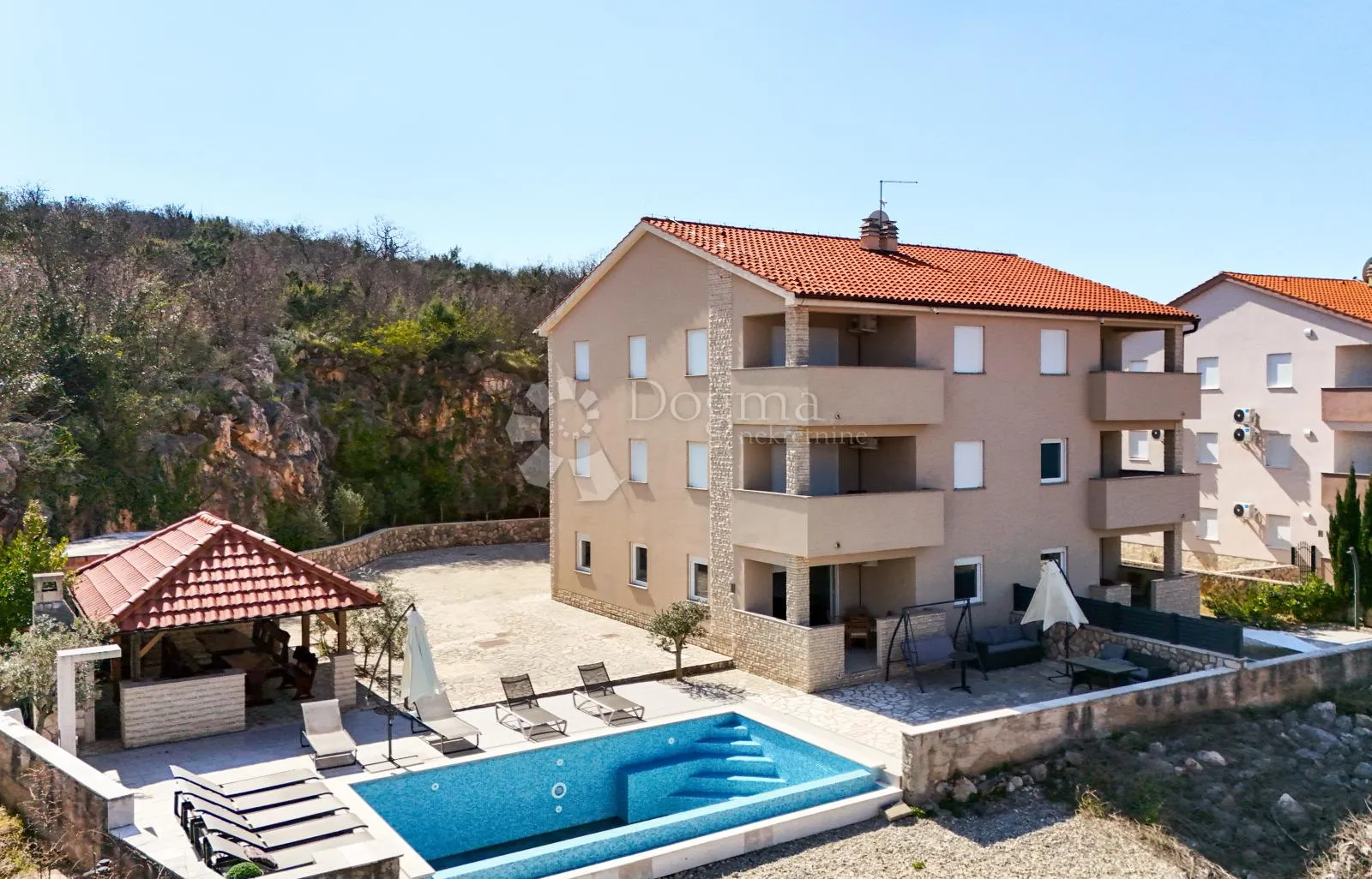 klimno, vila s bazenom i 6 app na svega 250m od mora - slika 1