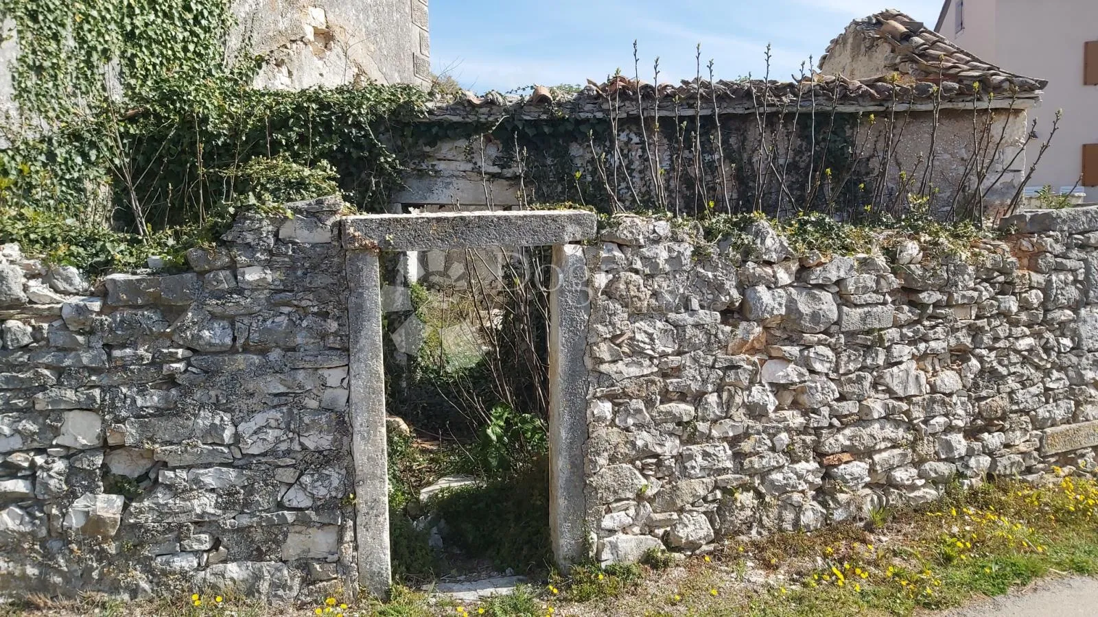 impozantna kamena kuća za adaptaciju - slika 28