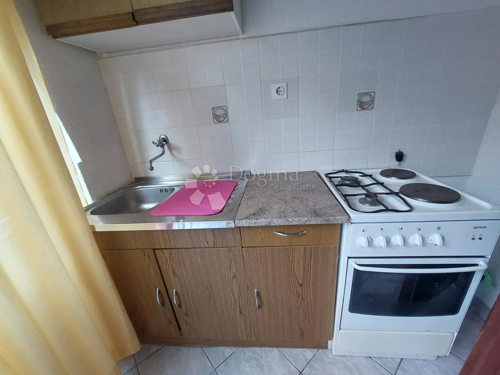 kuća sa 5 apartmana - slika 9