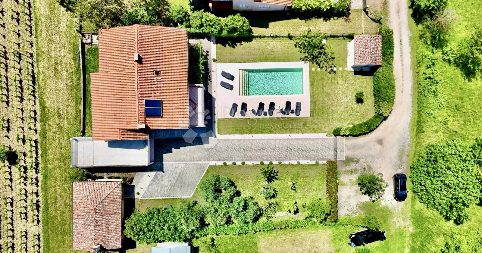 kuća sa 3 stana i bazenom na top lokaciji - slika 3