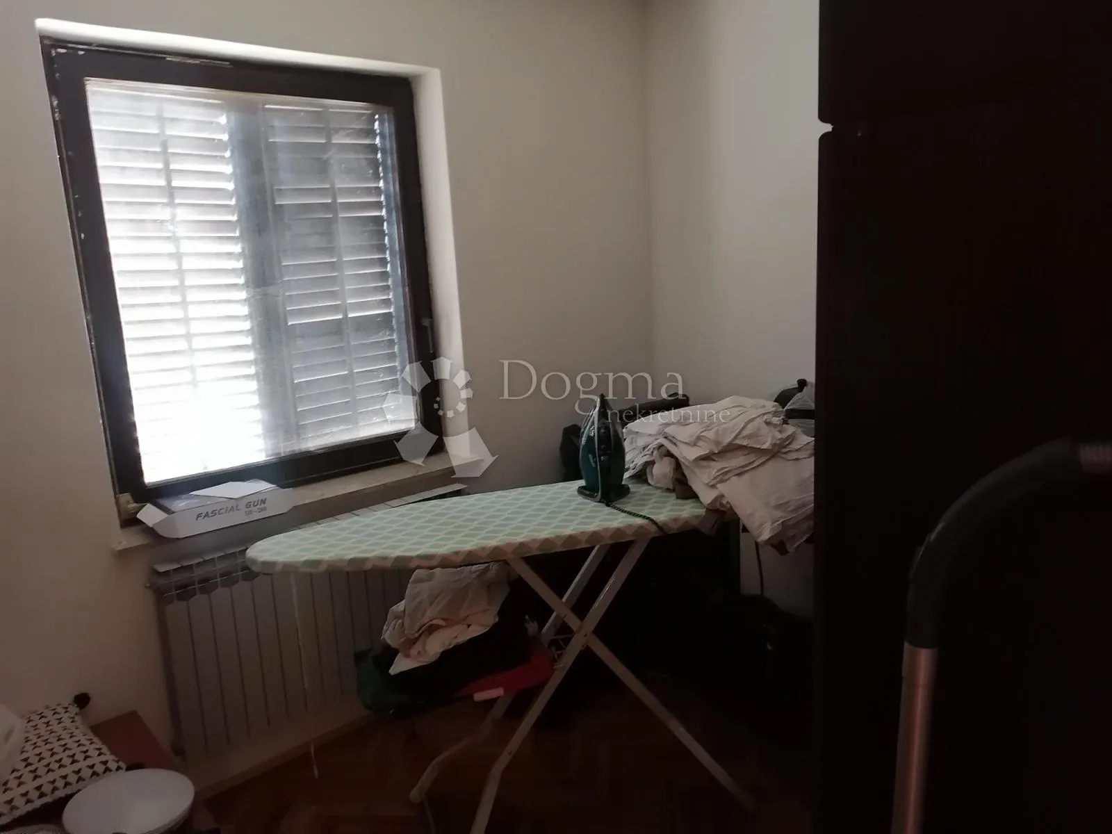 kuća na drenovi s dva trosobna stana i velikom okućnicom - slika 27
