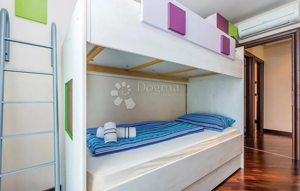apartman 10 metara od mora sa bazenom crikvenica - slika 17