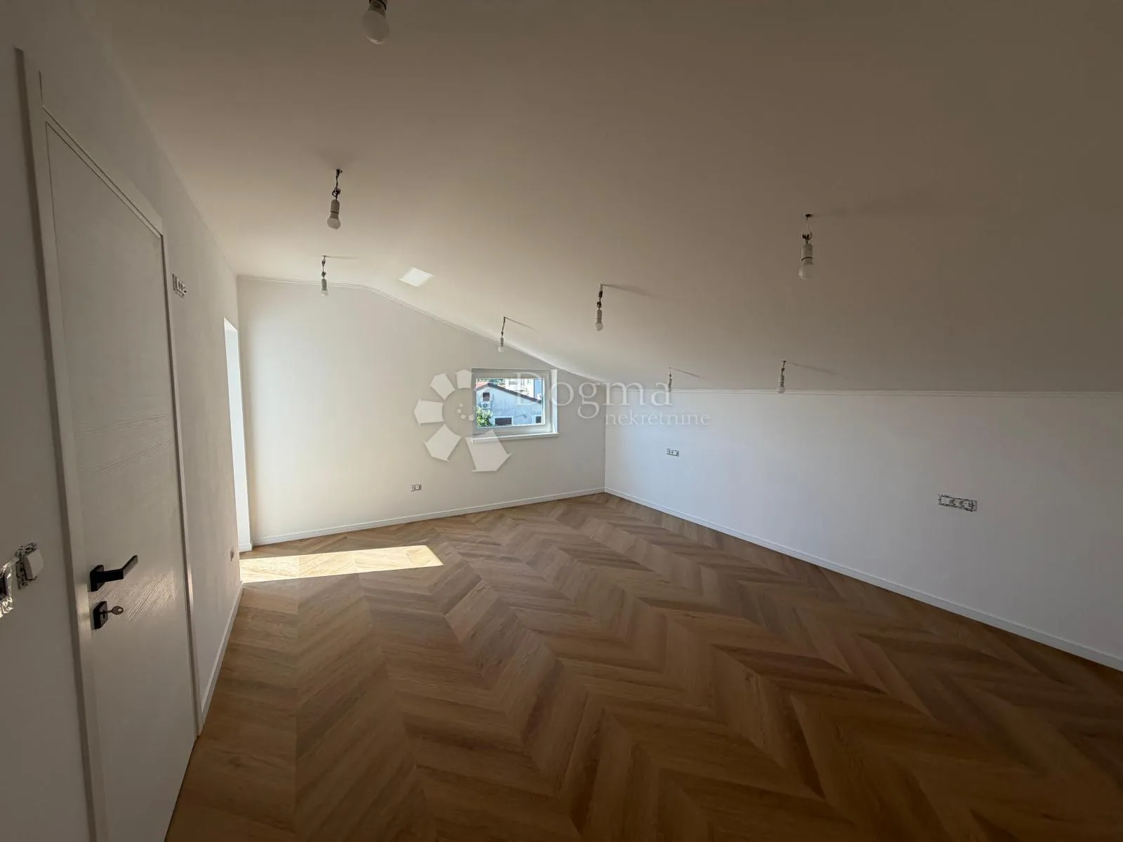 moderan višeetažni stan 220m² s pogledom na more – kostrena - slika 11