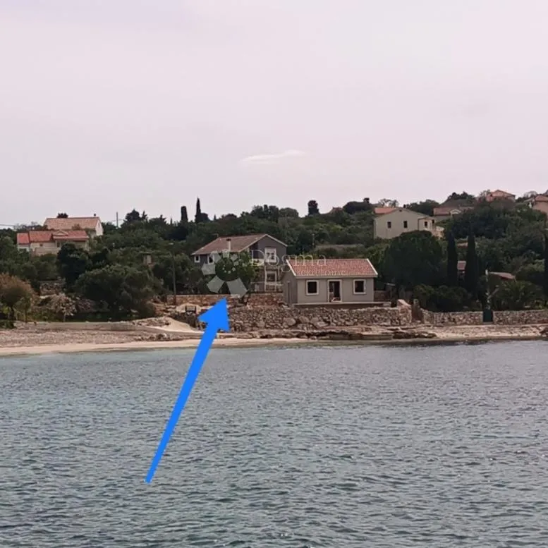 kuća drvenik drugi red od mora - slika 1