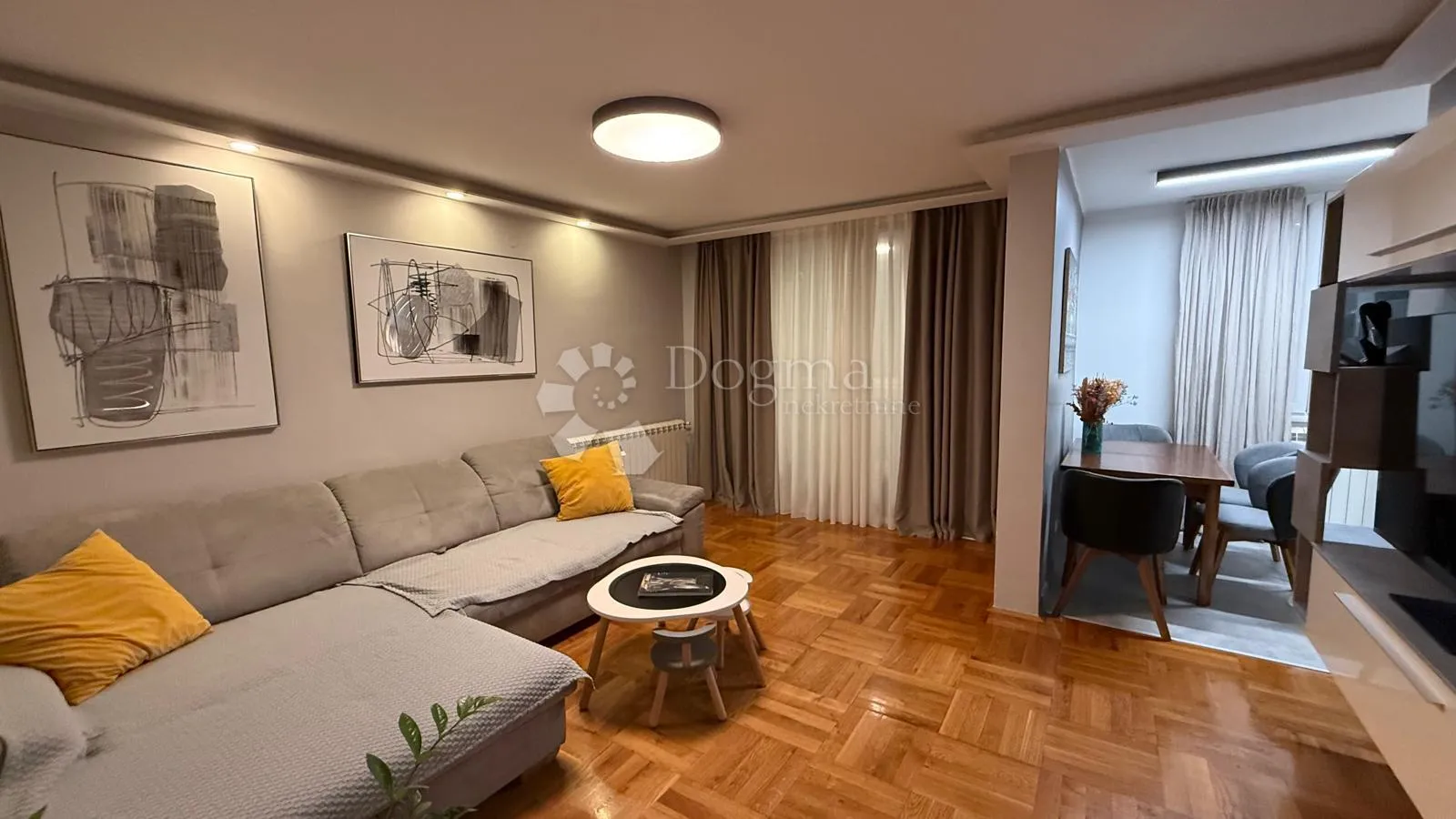 moderan renoviran stan - 5 minuta do mora! - slika 1
