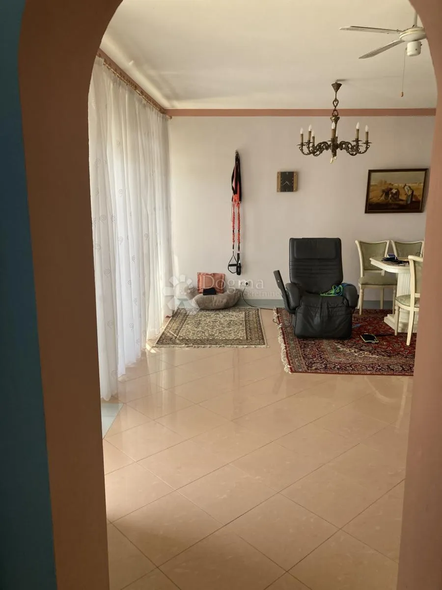 prilika - apartmanska kuća u pirovcu, 1. red do mora - slika 15