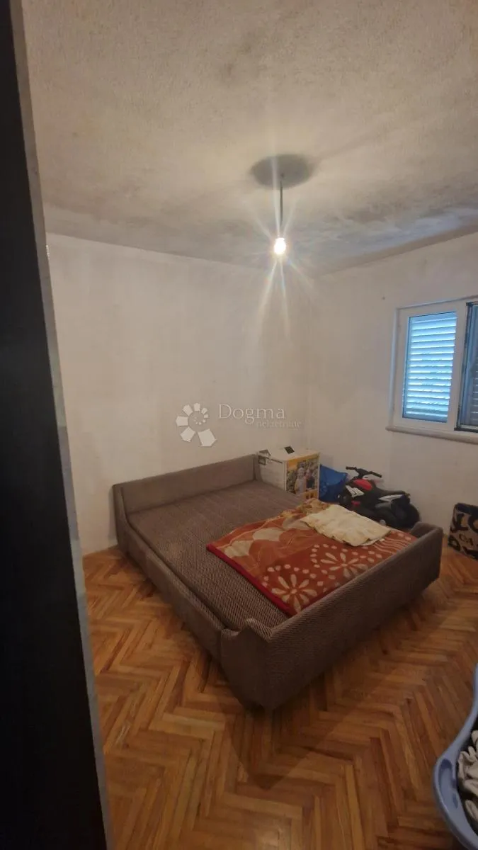 kuća sa dva stana i garažom, žrnovnica - slika 11