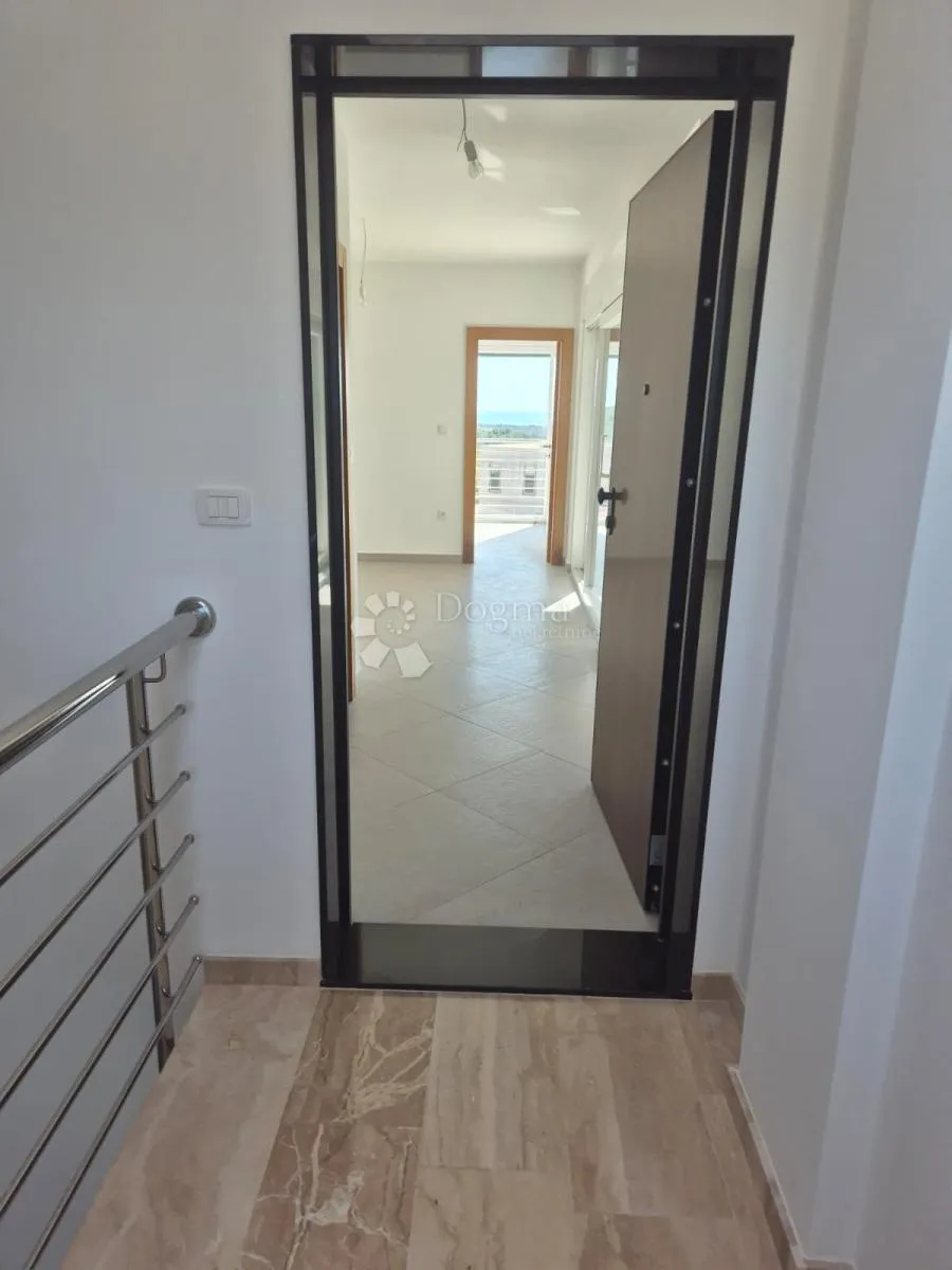prodaje se – elegantan dvosobni stan na drugom katu, primošten - slika 4