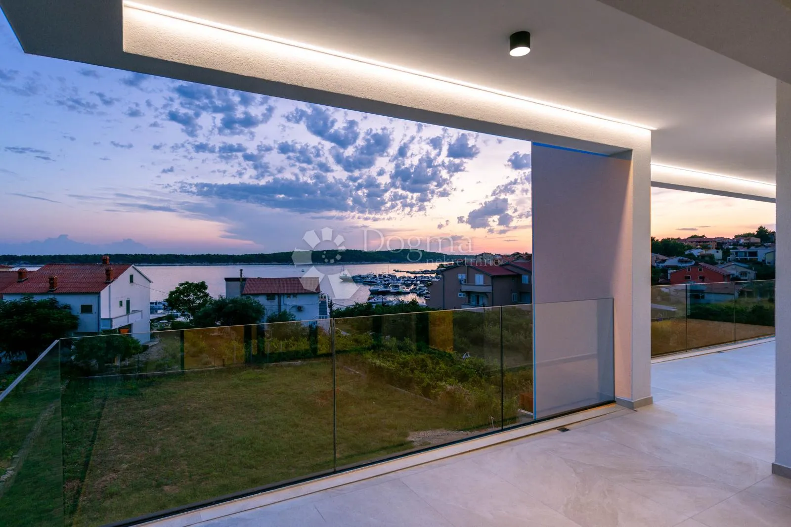 luksuzni penthouse s privatnom prostranom krovnom terasom i prekrasnim pogledom na more, barbat. - slika 4