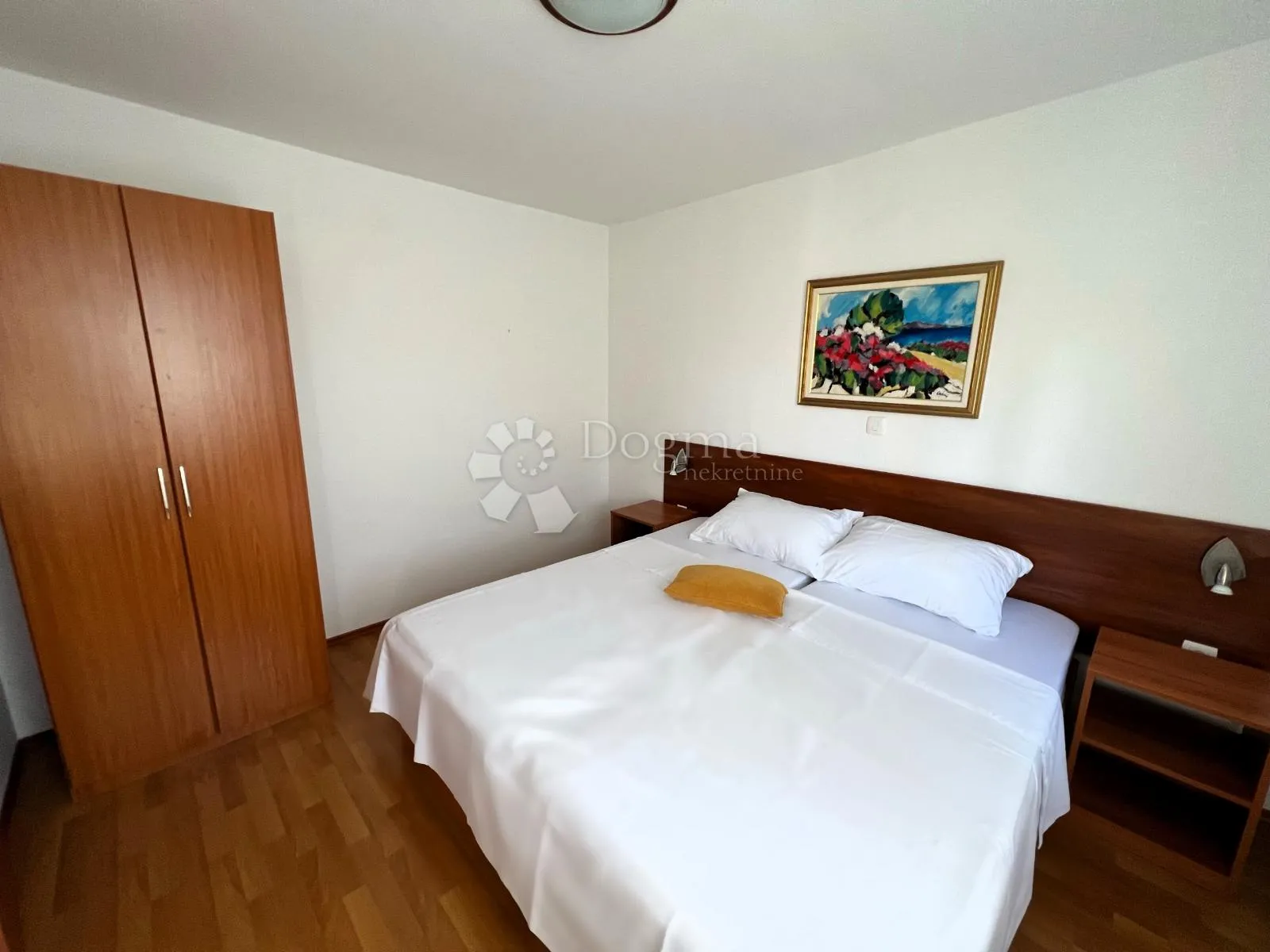 kuća sa 3 stana i bazenom na top lokaciji - slika 24