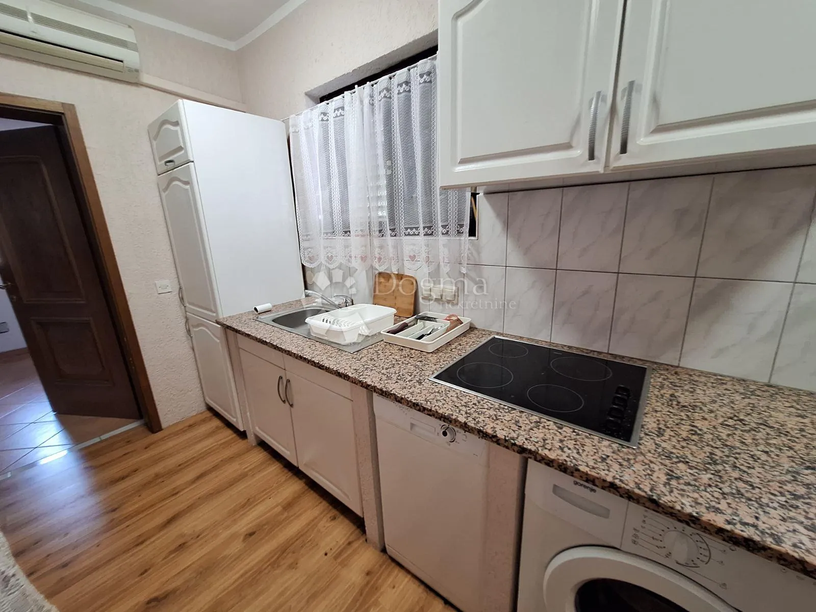 samostojeća kuća sa 3 apartmana - slika 12