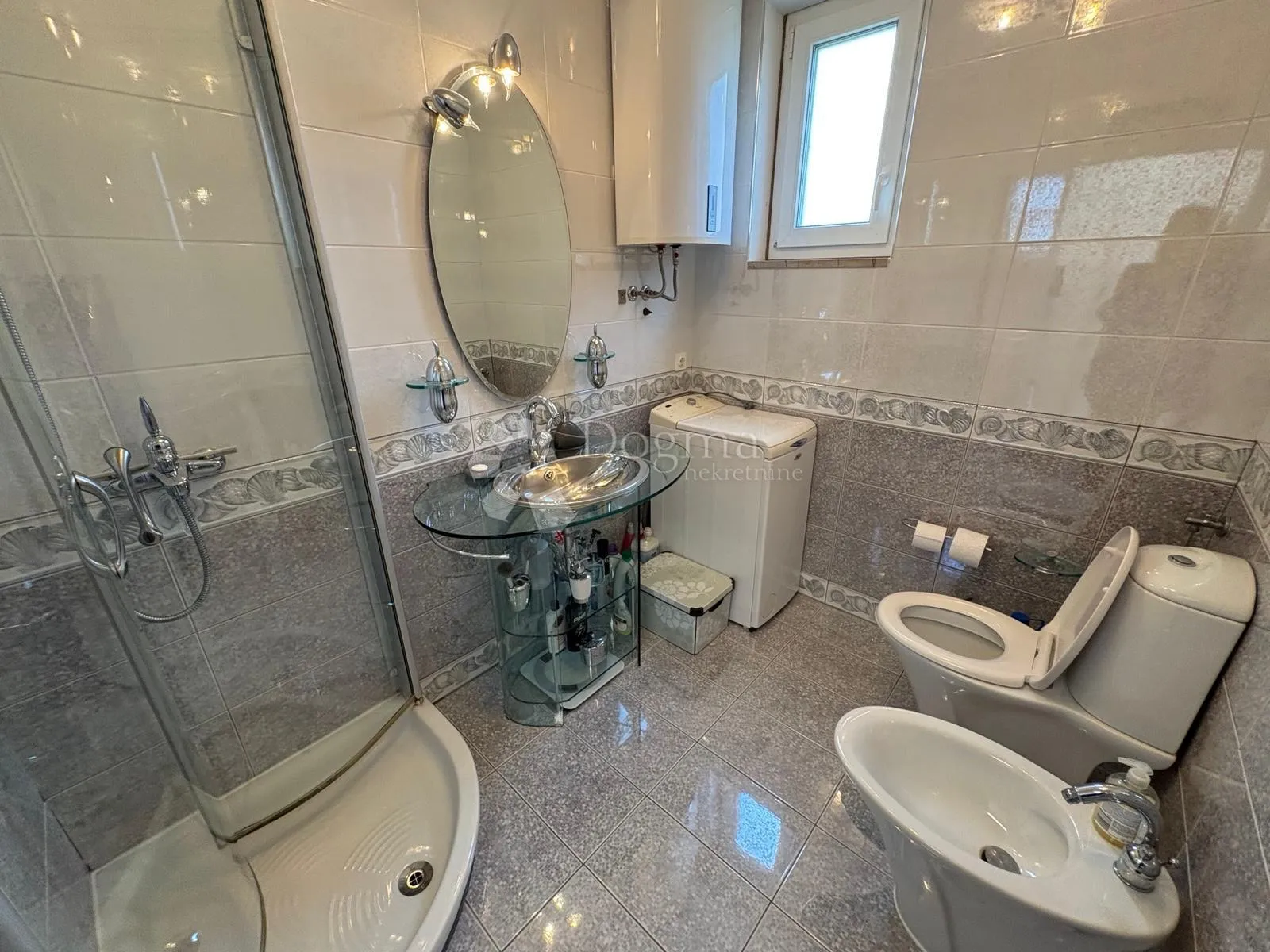 eskluzivan apartman, 70 m od mora sa panoramskim pogledom i vrtom - slika 17