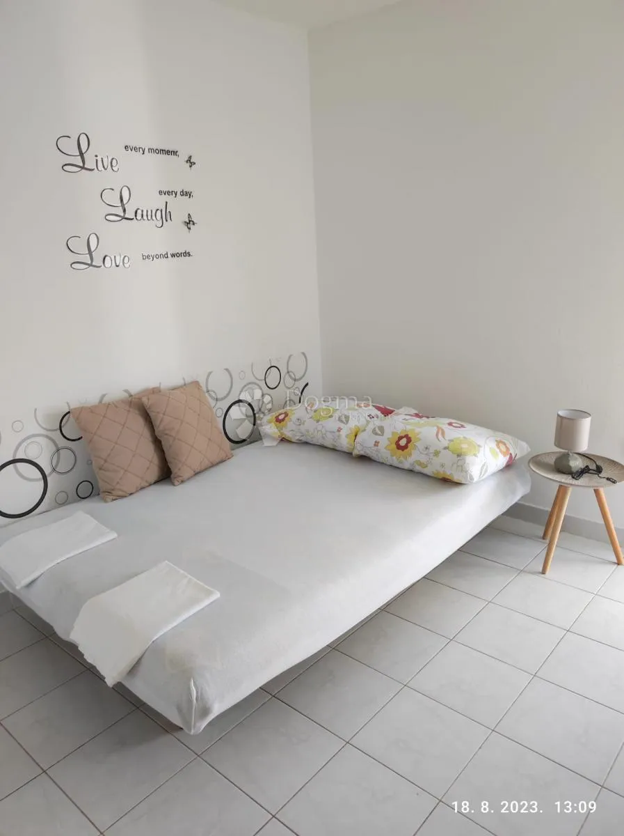 objekt sa tri zasebna apartmana, tražena lokacija kraj mora - slika 7