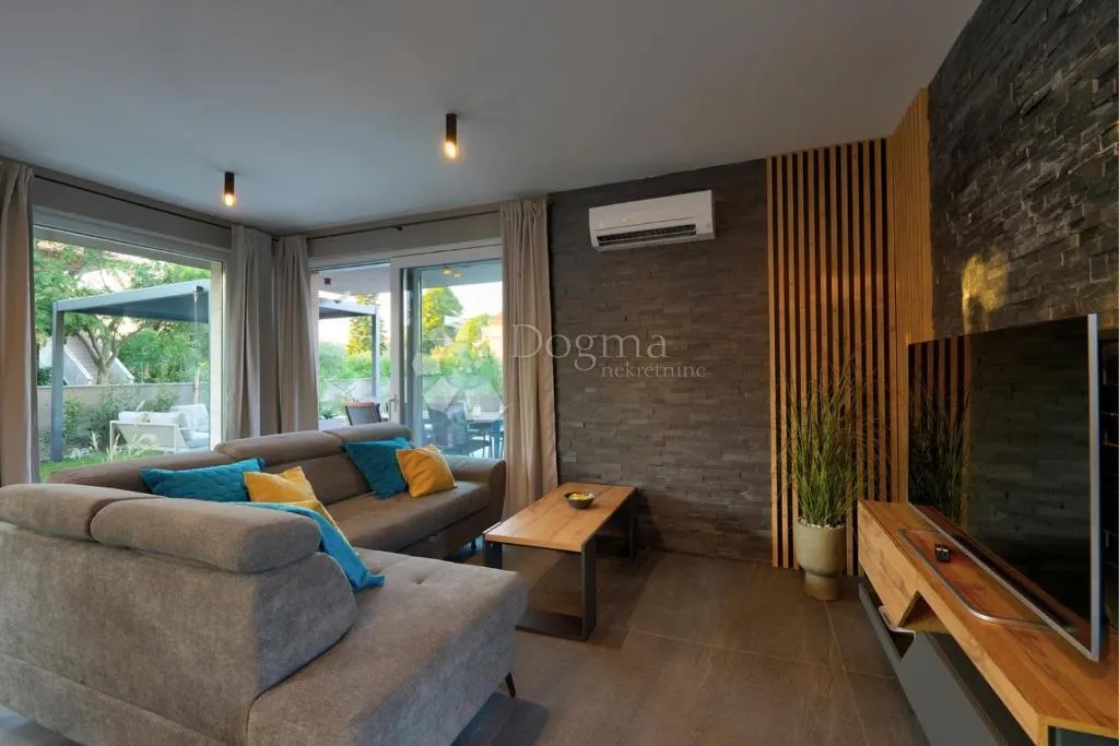 nova villa s bazenom, saunom i jacuzzijem - slika 7