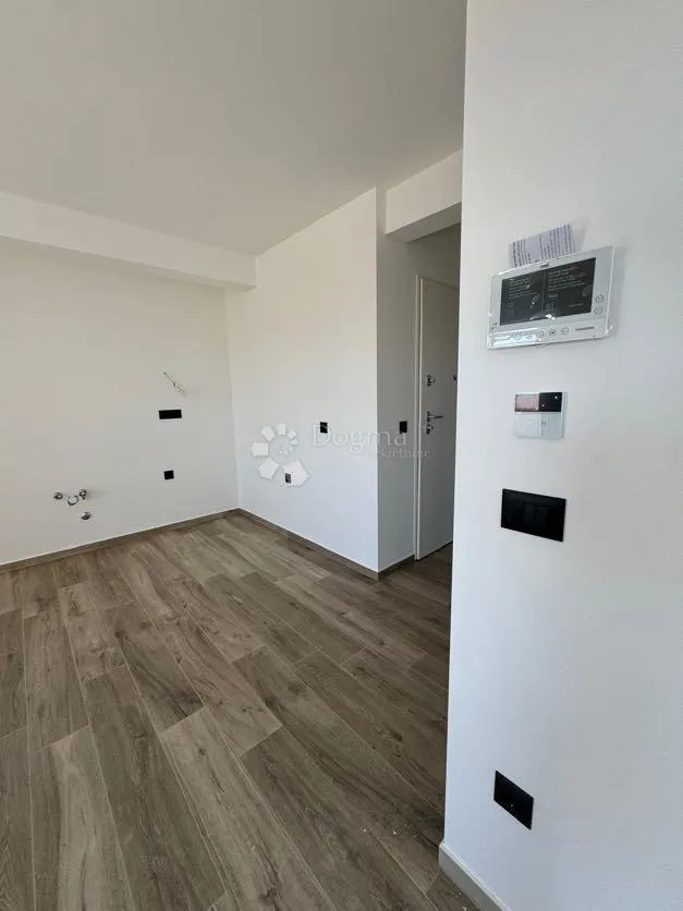 moderan kvalitetan stan u blizini mora diklo - slika 13