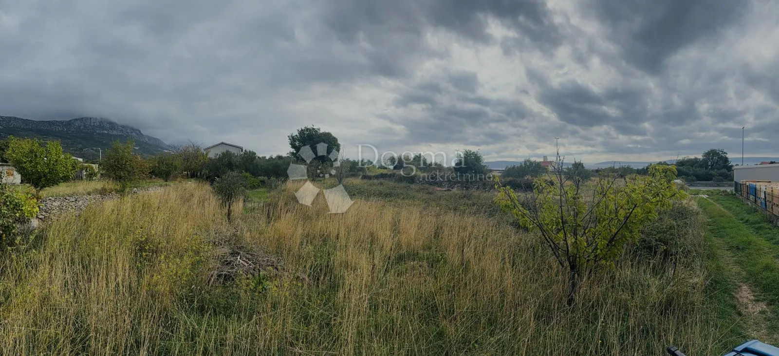 Poljoprivredno zemljište 2200 m² u Kaštel Lukšiću – najam, 20 m od magistrale! - Kaštel Lukšić, Kaštela
