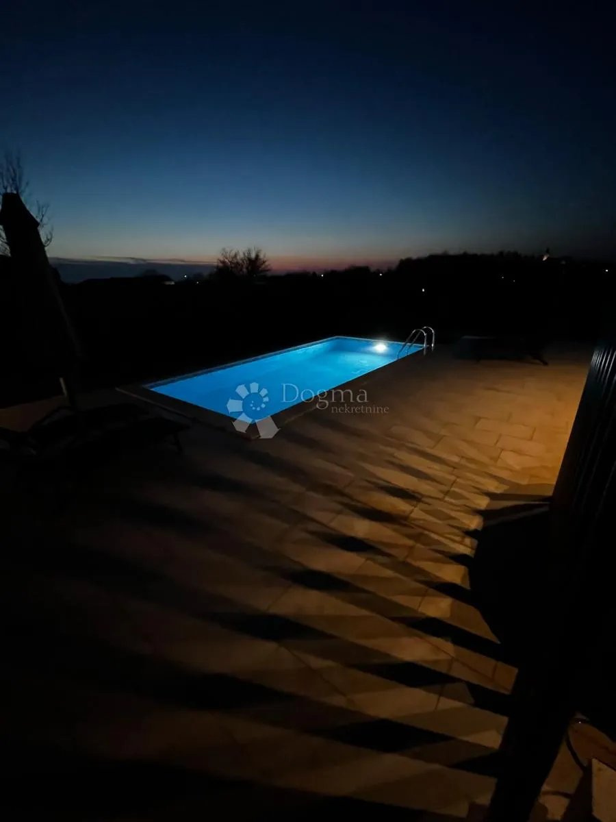 kuća sa bazenom i jacuzijem okružena zelenilom - slika 39