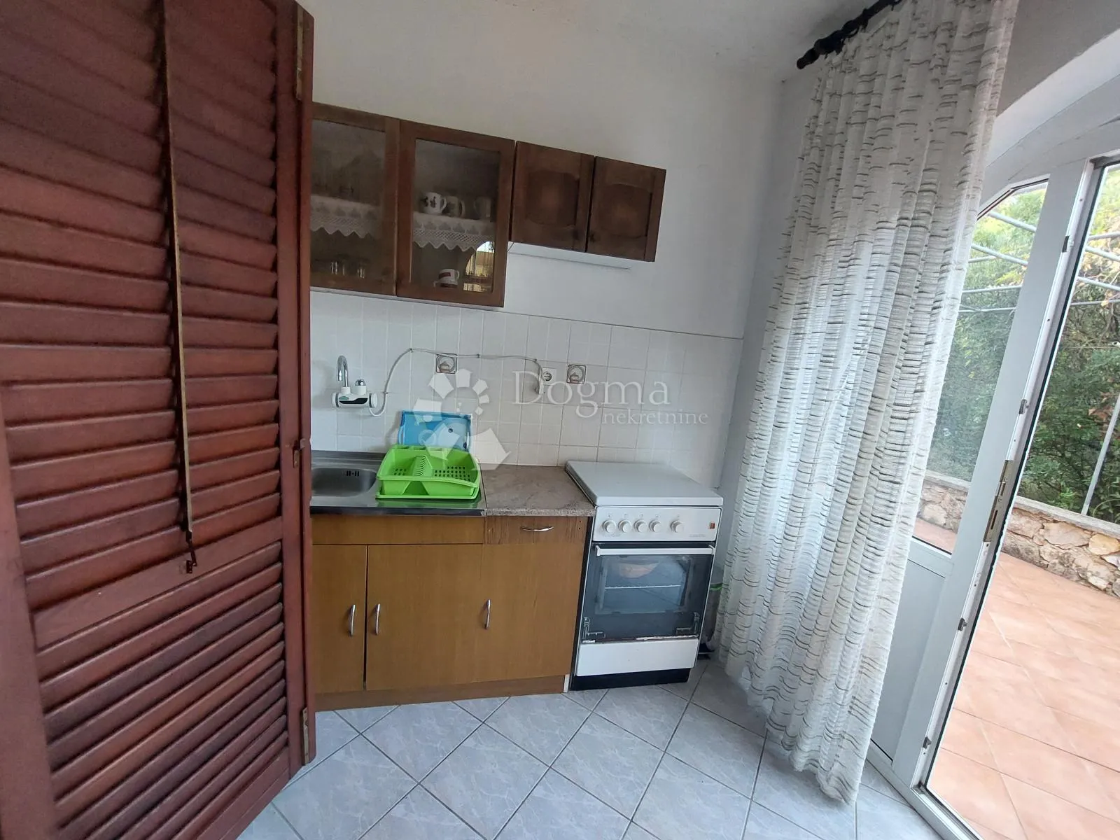 kuća sa 5 apartmana - slika 13