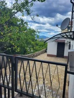 šarmantna kućica sa dvorištem - slika 15